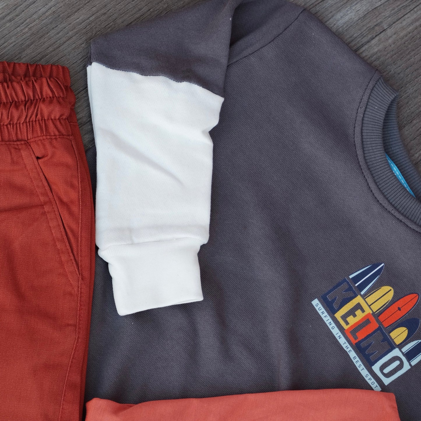 Ensemble Enfant 3 Pieces Cargo Rouge Brique + Sweat Gris Nardo + T-Shirt Rouge Brique