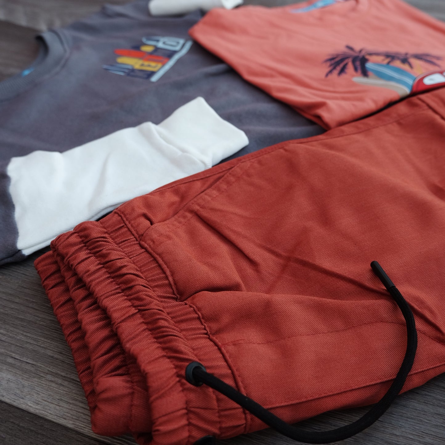 Ensemble Enfant 3 Pieces Cargo Rouge Brique + Sweat Gris Nardo + T-Shirt Rouge Brique