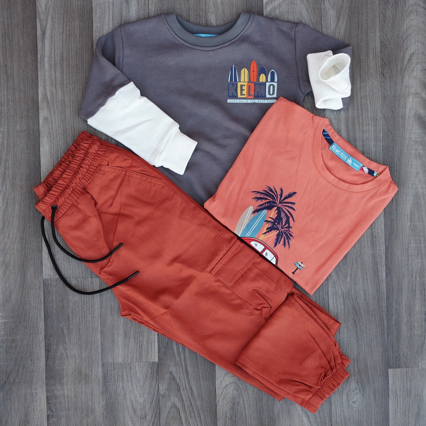 Ensemble Enfant 3 Pieces Cargo Rouge Brique + Sweat Gris Nardo + T-Shirt Rouge Brique