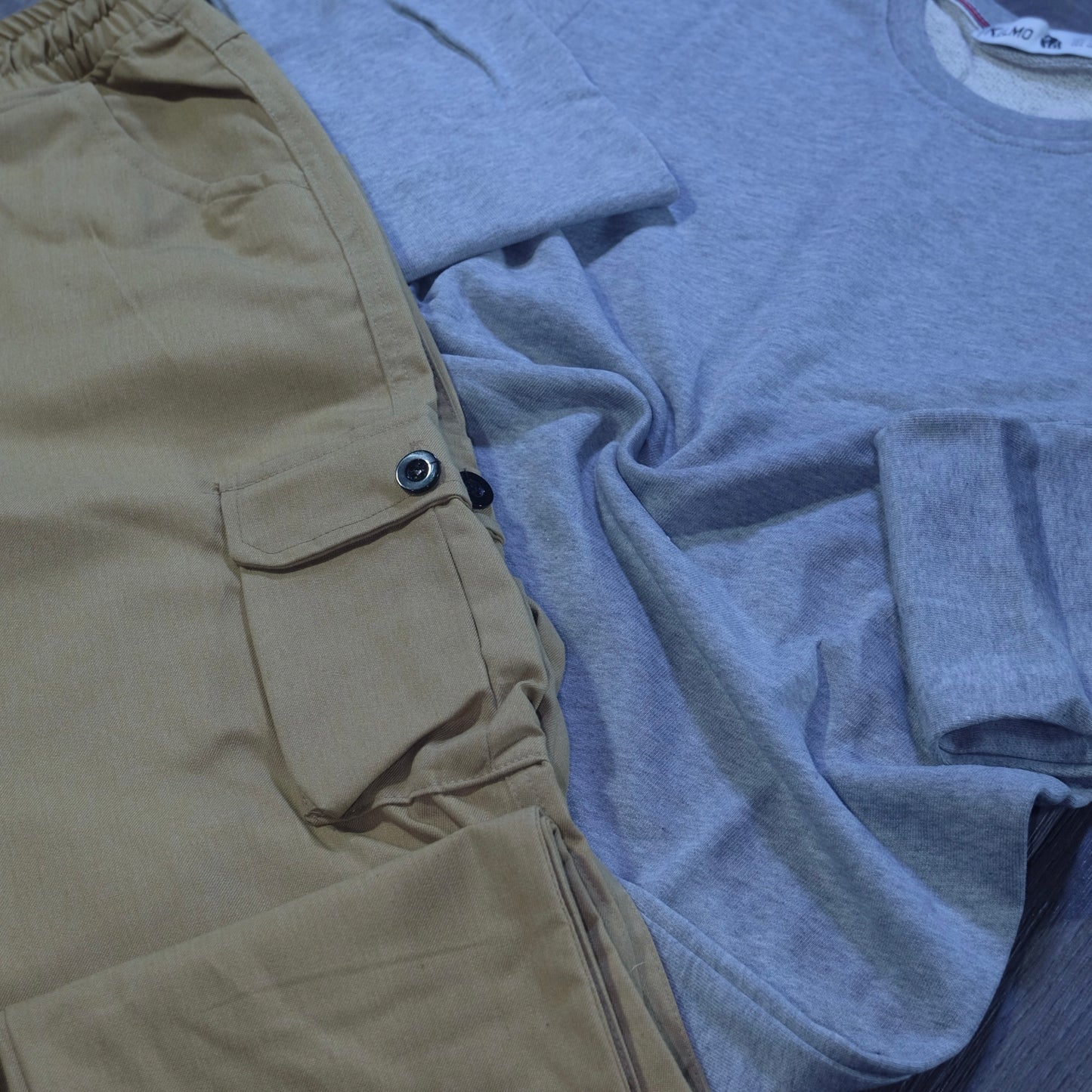 Ensemble Cargo Beige Sable + Sweat Gris Chine Clair