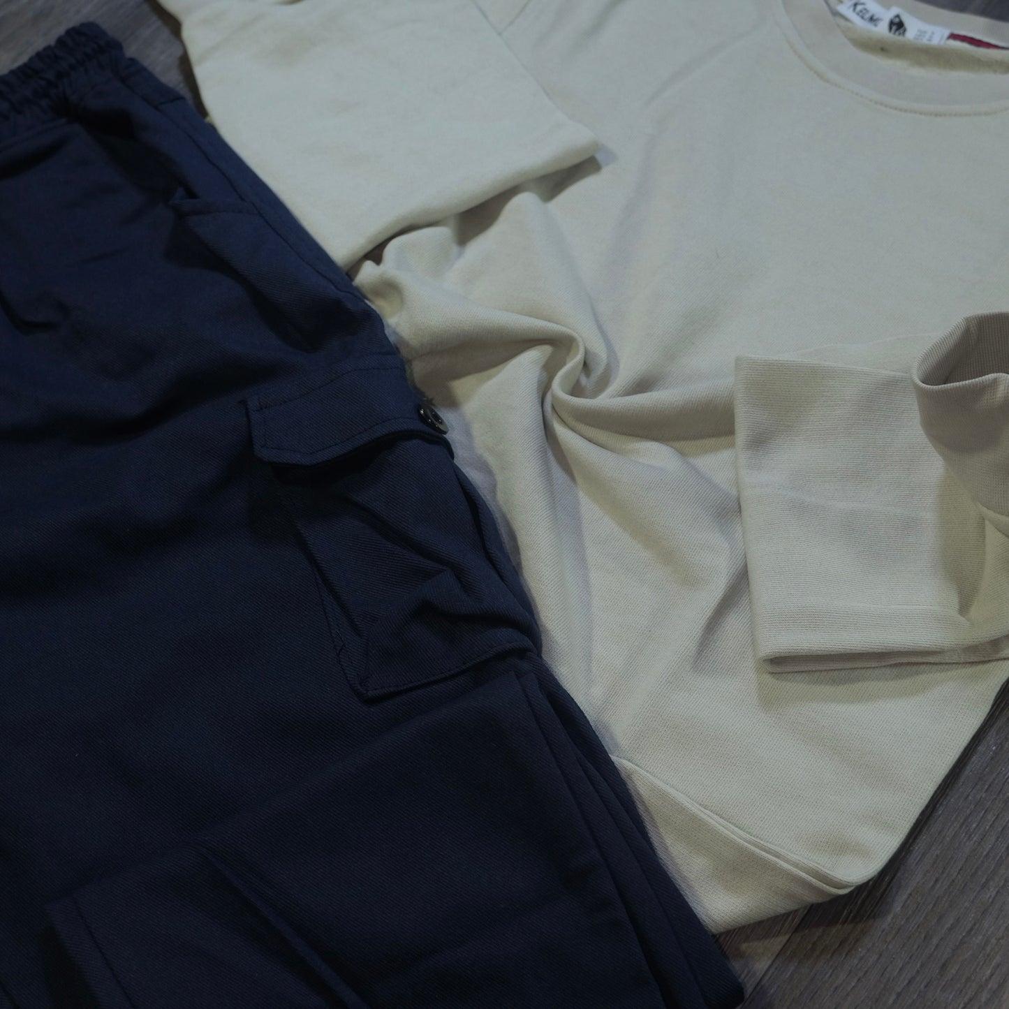 Ensemble Cargo Bleu Marine + Sweat Beige