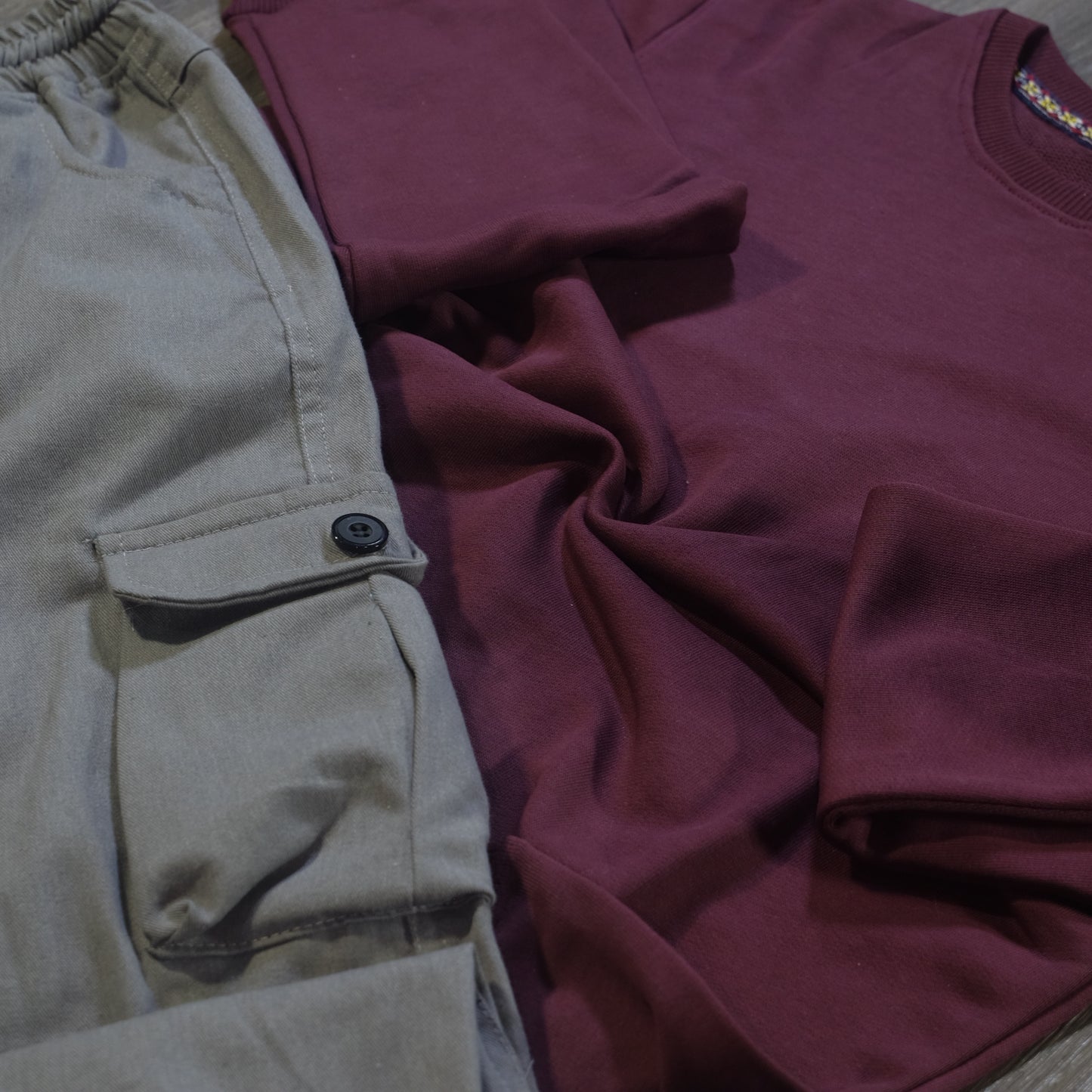 Ensemble Cargo Gris Clair + Sweat Grenat