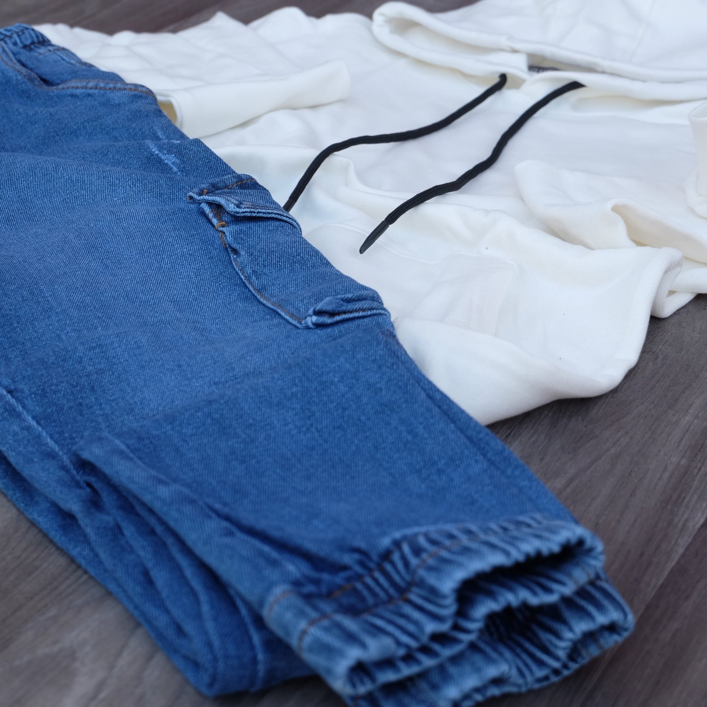 Ensemble Cargo Jeans Délavé Bleu + Capuche Cotton Blanc