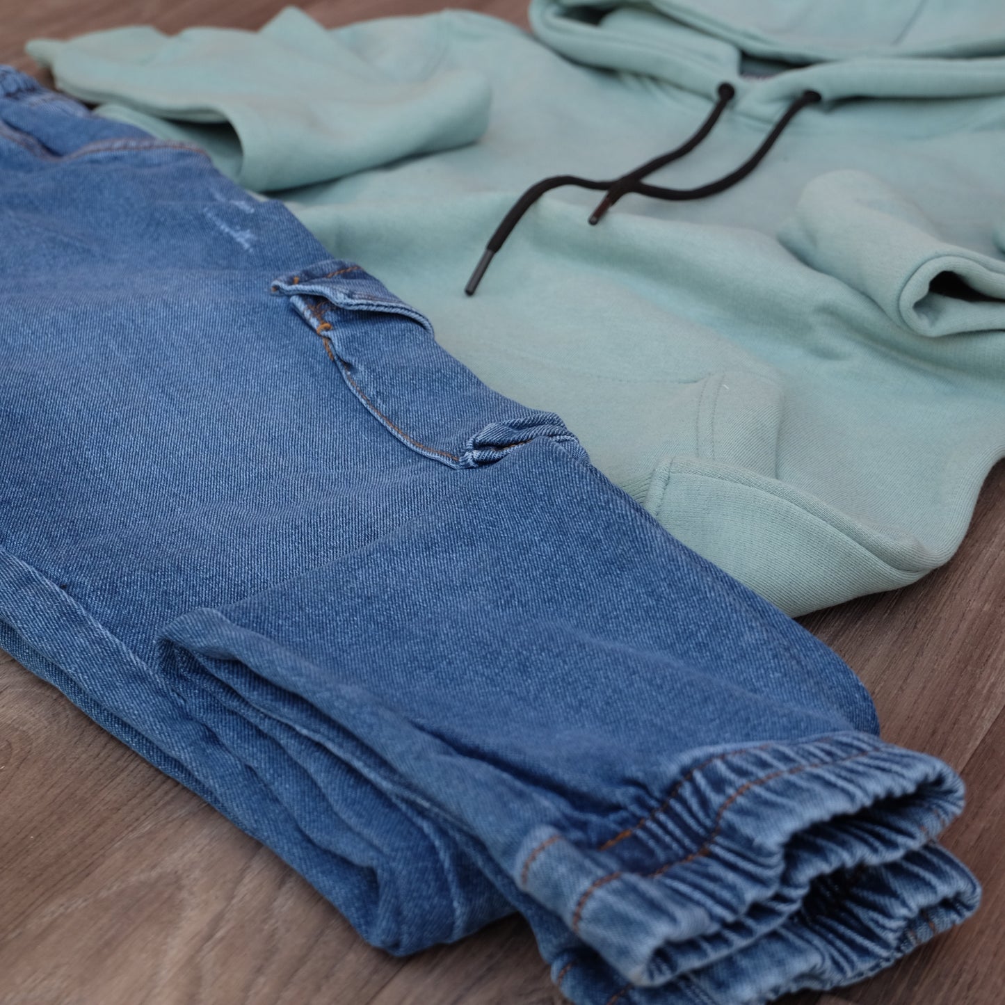 Ensemble Cargo Jeans Délavé Bleu + Capuche Cotton Vert Eau
