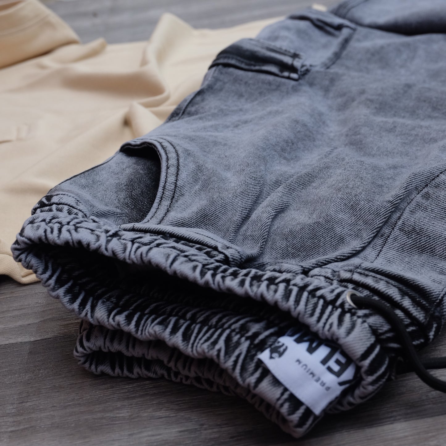 Ensemble Cargo Jeans Délavé Gris + Polo Beige