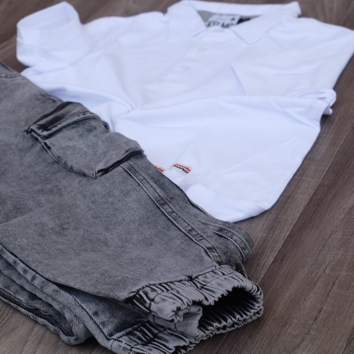 Ensemble Cargo Jeans Délavé Gris + Polo Blanc