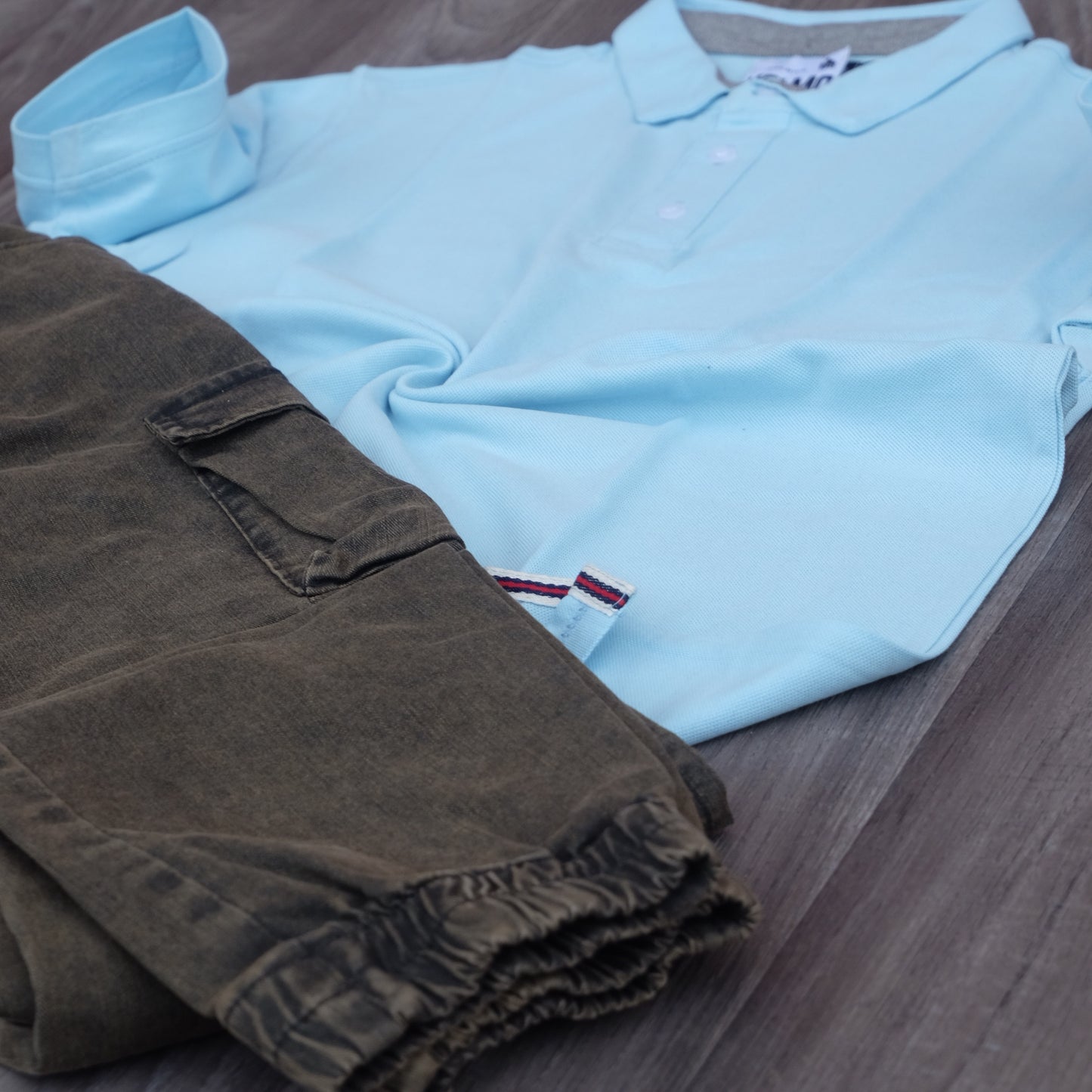 Ensemble Cargo Jeans Délavé Kaki + Polo Bleu Ciel