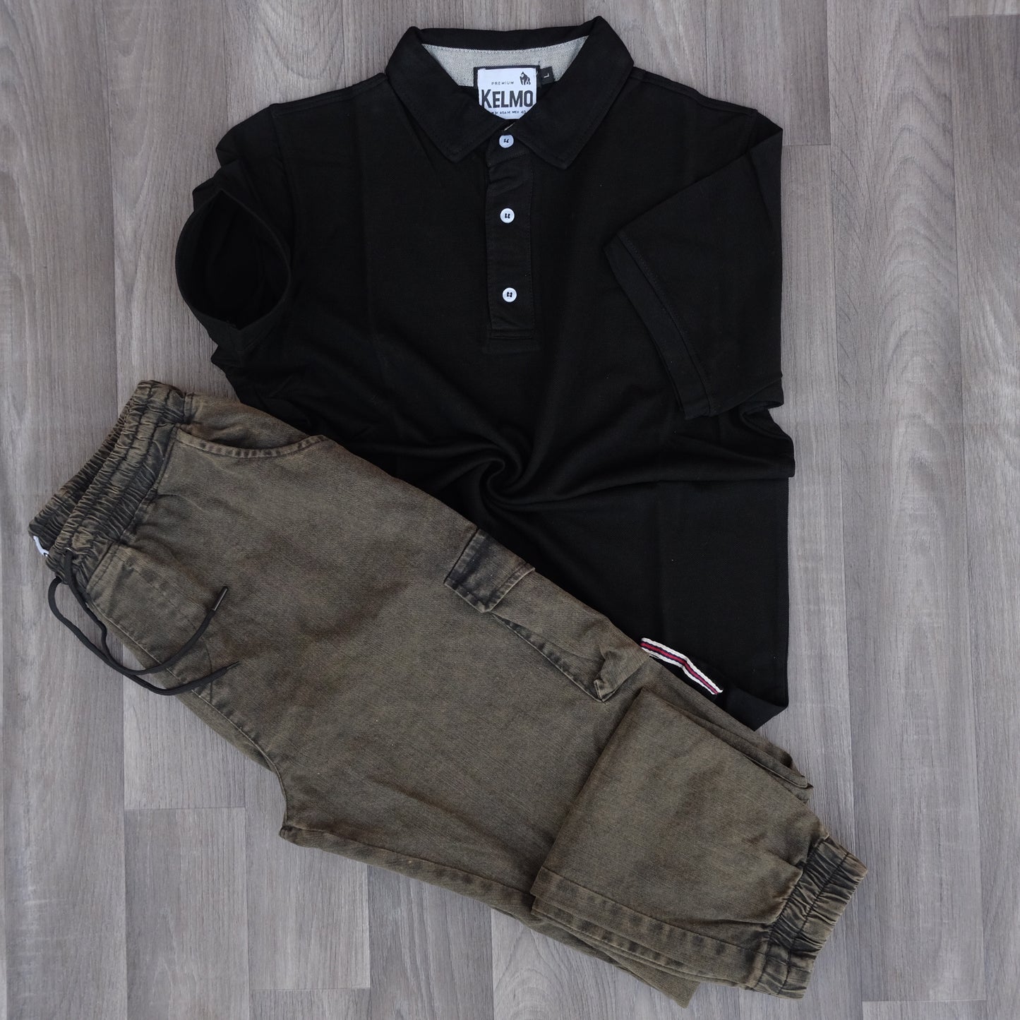 Ensemble Cargo Jeans Délavé Kaki + Polo Noir