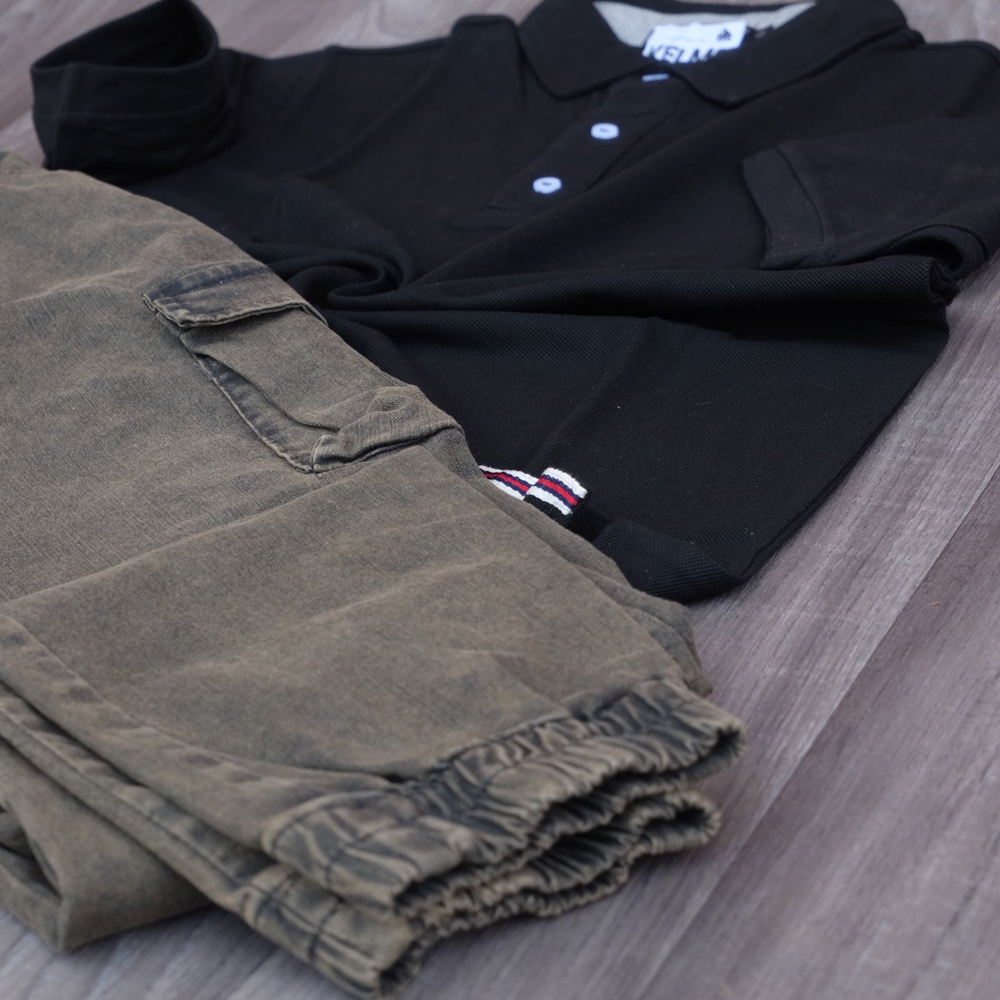 Ensemble Cargo Jeans Délavé Kaki + Polo Noir