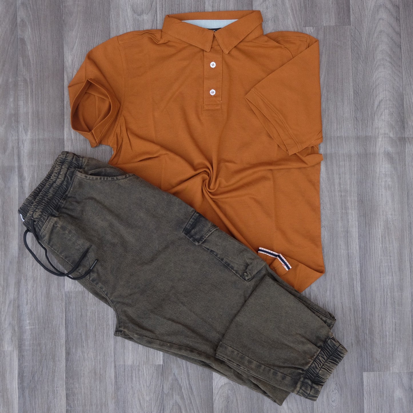 Ensemble Cargo Jeans Délavé Kaki + Polo Taba