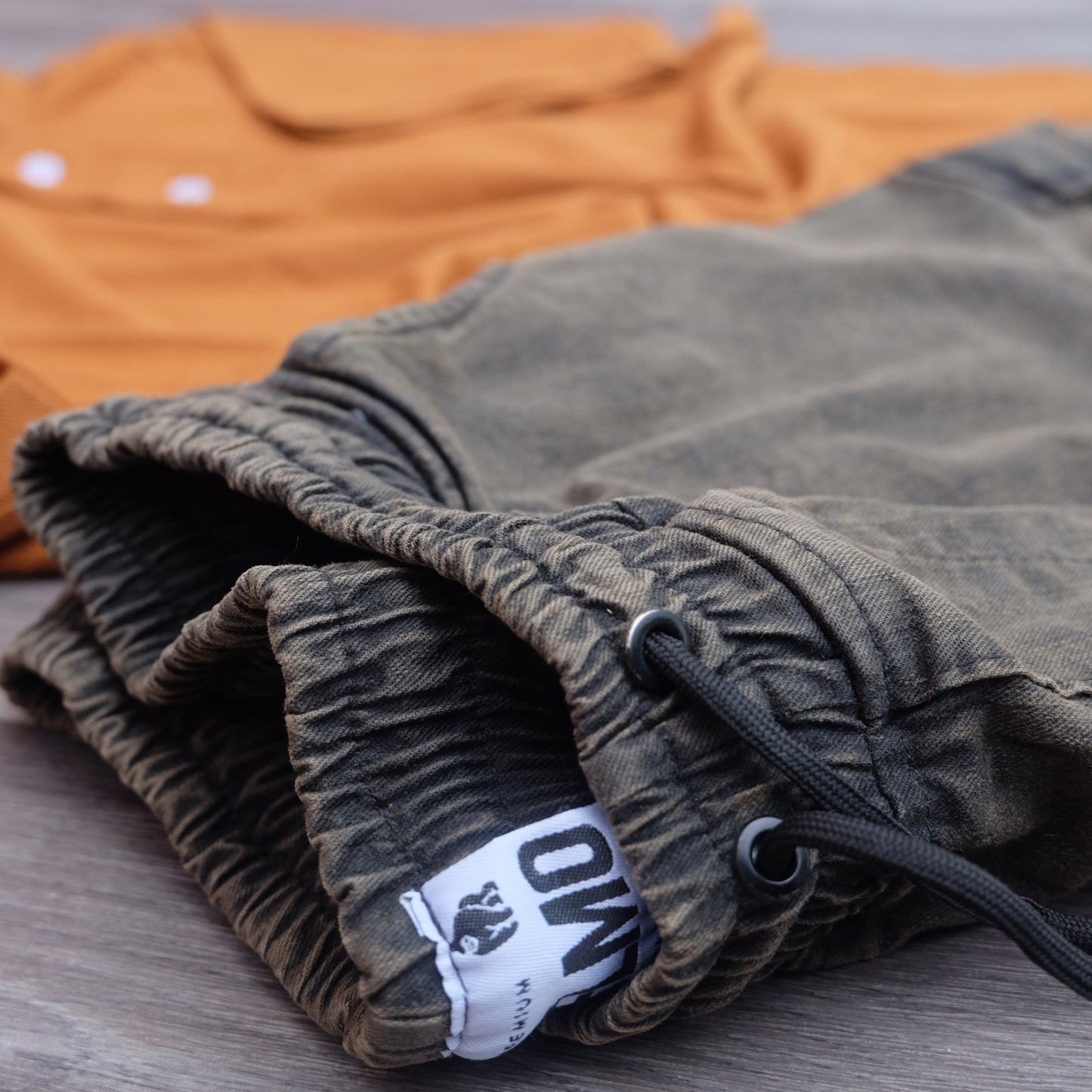 Ensemble Cargo Jeans Délavé Kaki + Polo Taba
