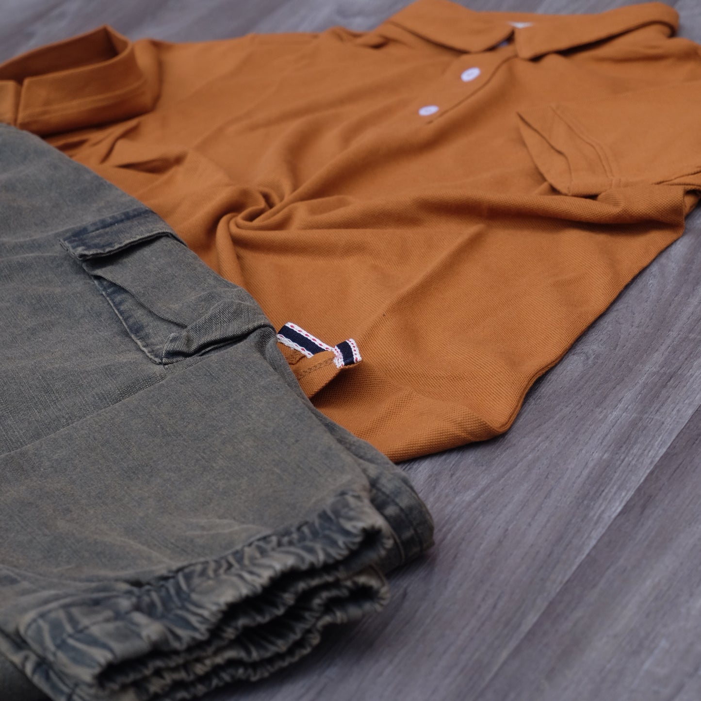 Ensemble Cargo Jeans Délavé Kaki + Polo Taba