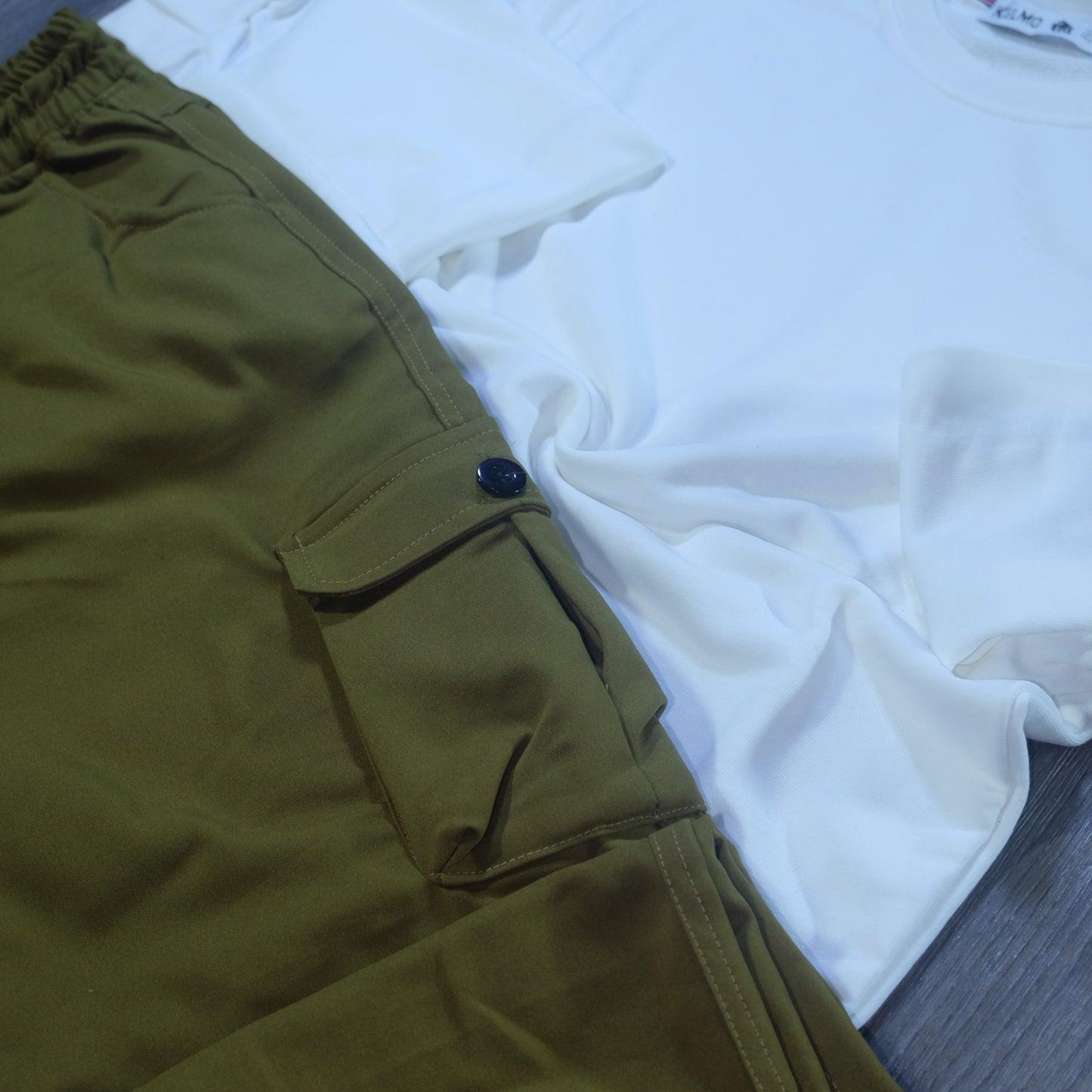 Ensemble Cargo Kaki Clair + Sweat Blanc