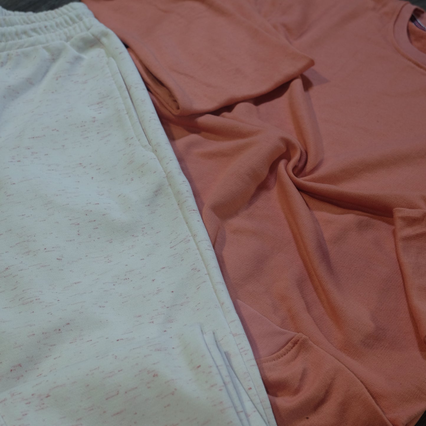 Ensemble Jogging Blanc + Sweat Rouge Brique