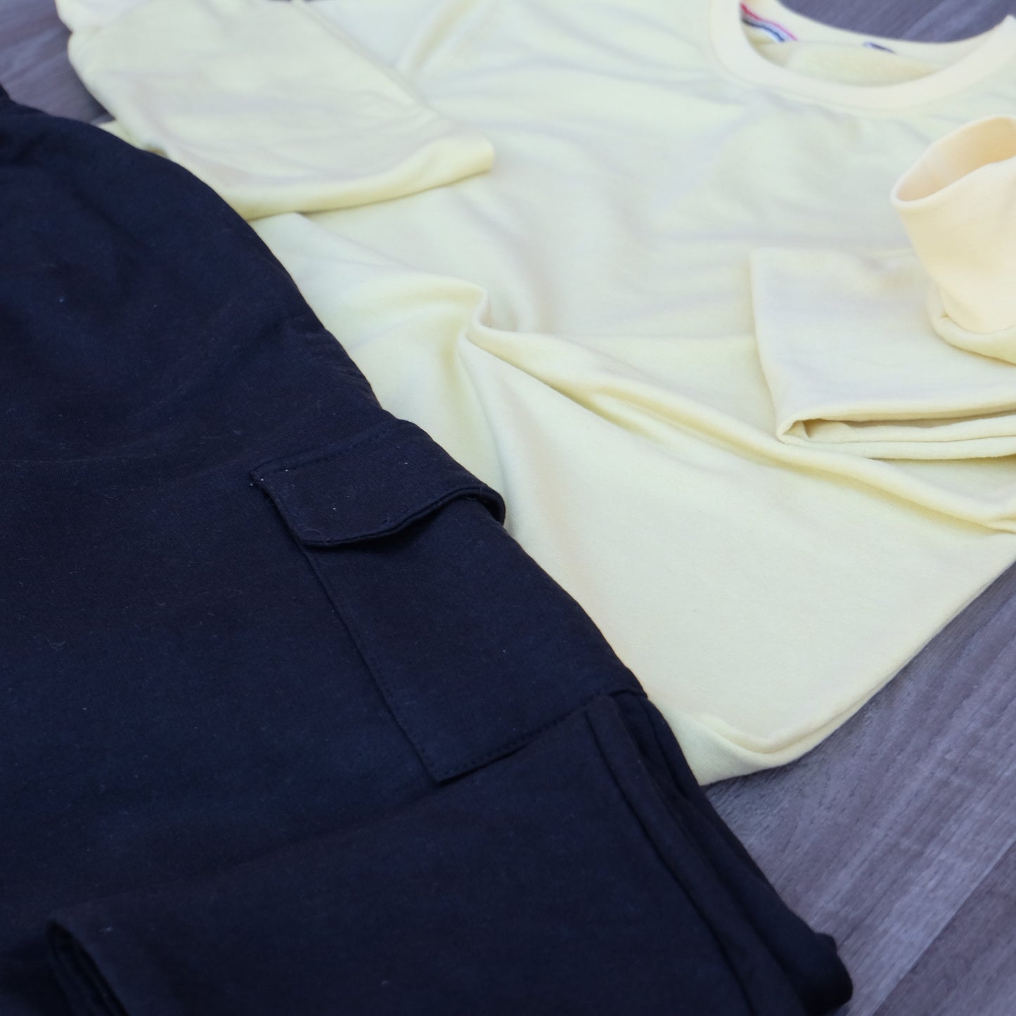 Ensemble Jogging Cargo Bleu Marine + Sweat Jaune Poussin