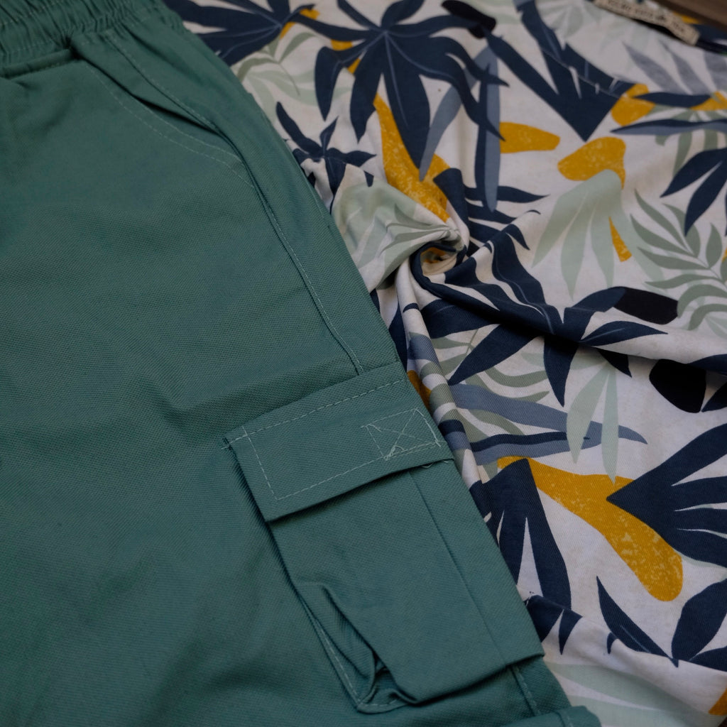 Ensemble Enfant Cargo Vert Sauge + T-Shirt Imprimé Tropical Blanc