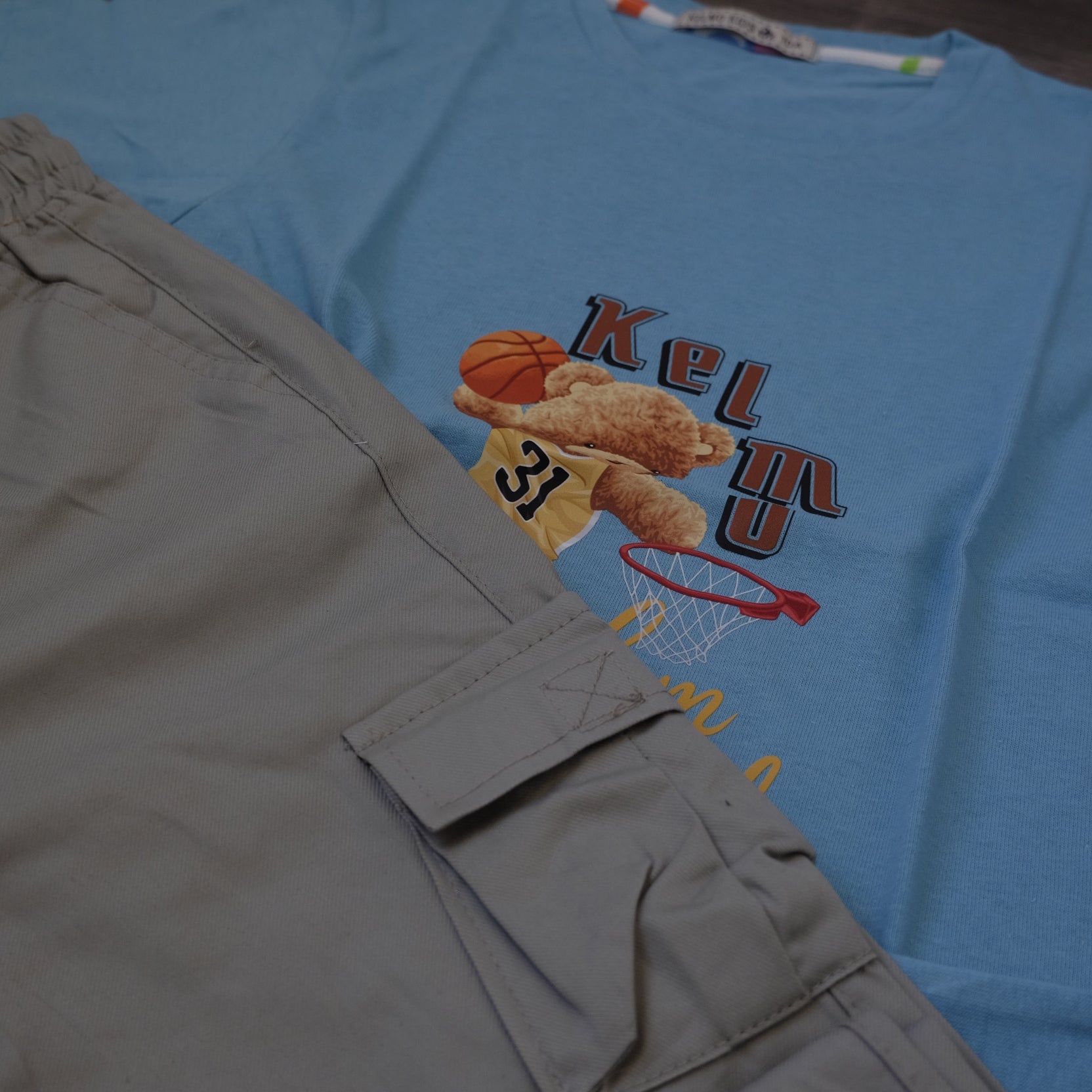 Ensemble Enfant Cargo Kaki Clair + T-Shirt Bleu Ciel Imprimé Ourson Basketball