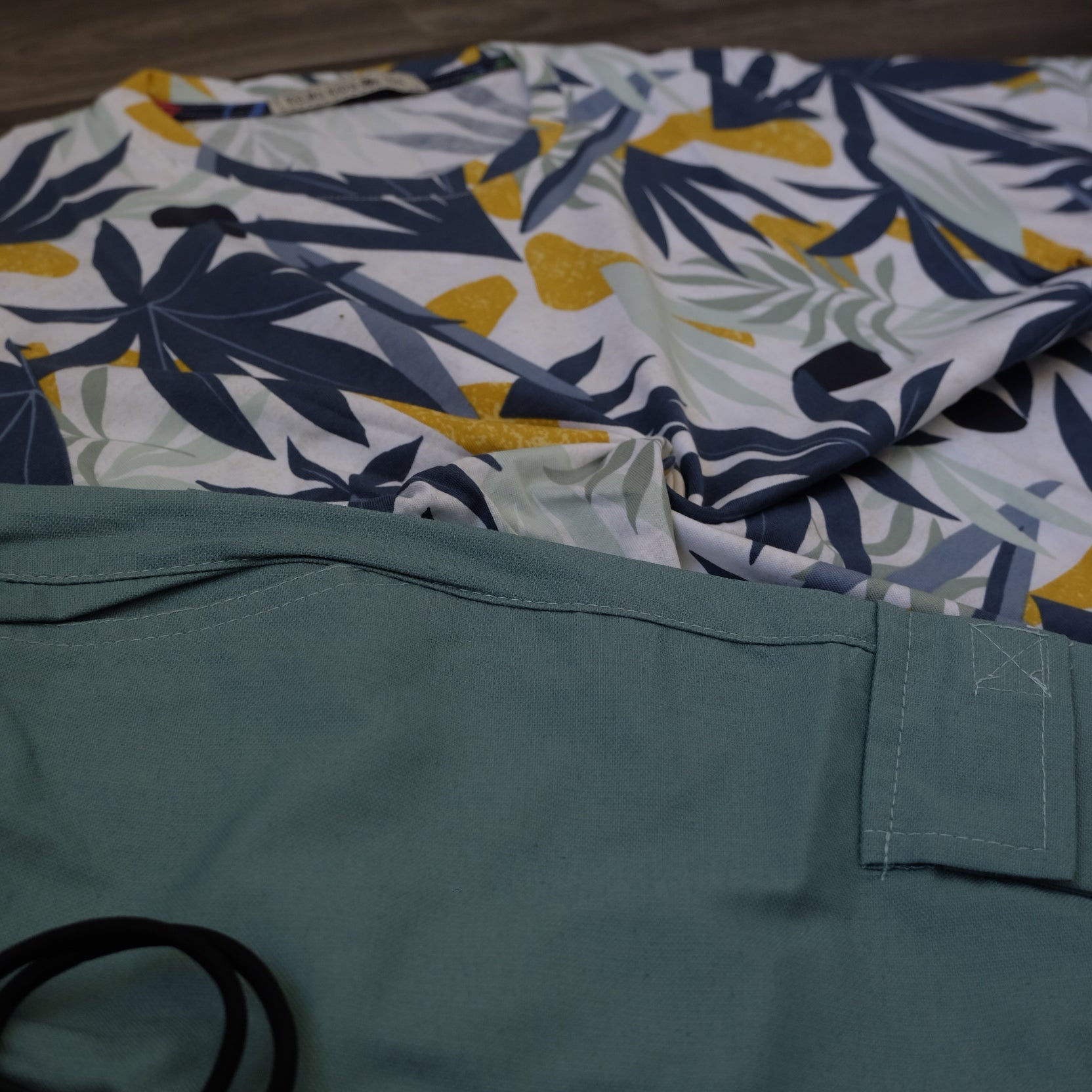 Ensemble Enfant Cargo Vert Sauge + T-Shirt Imprimé Tropical Blanc