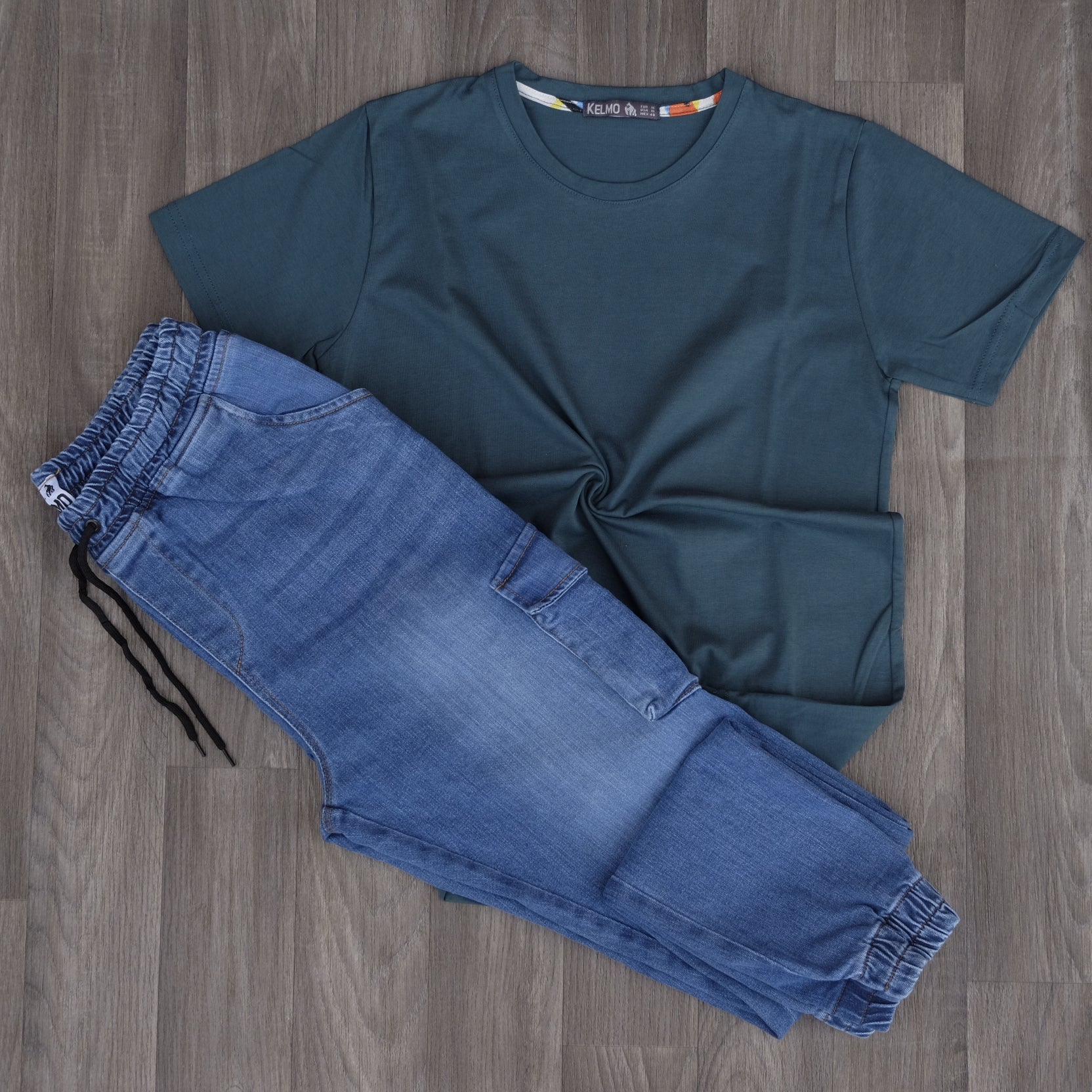 Ensemble Cargo Jeans Délavé Bleu + T-Shirt Vert Sapin