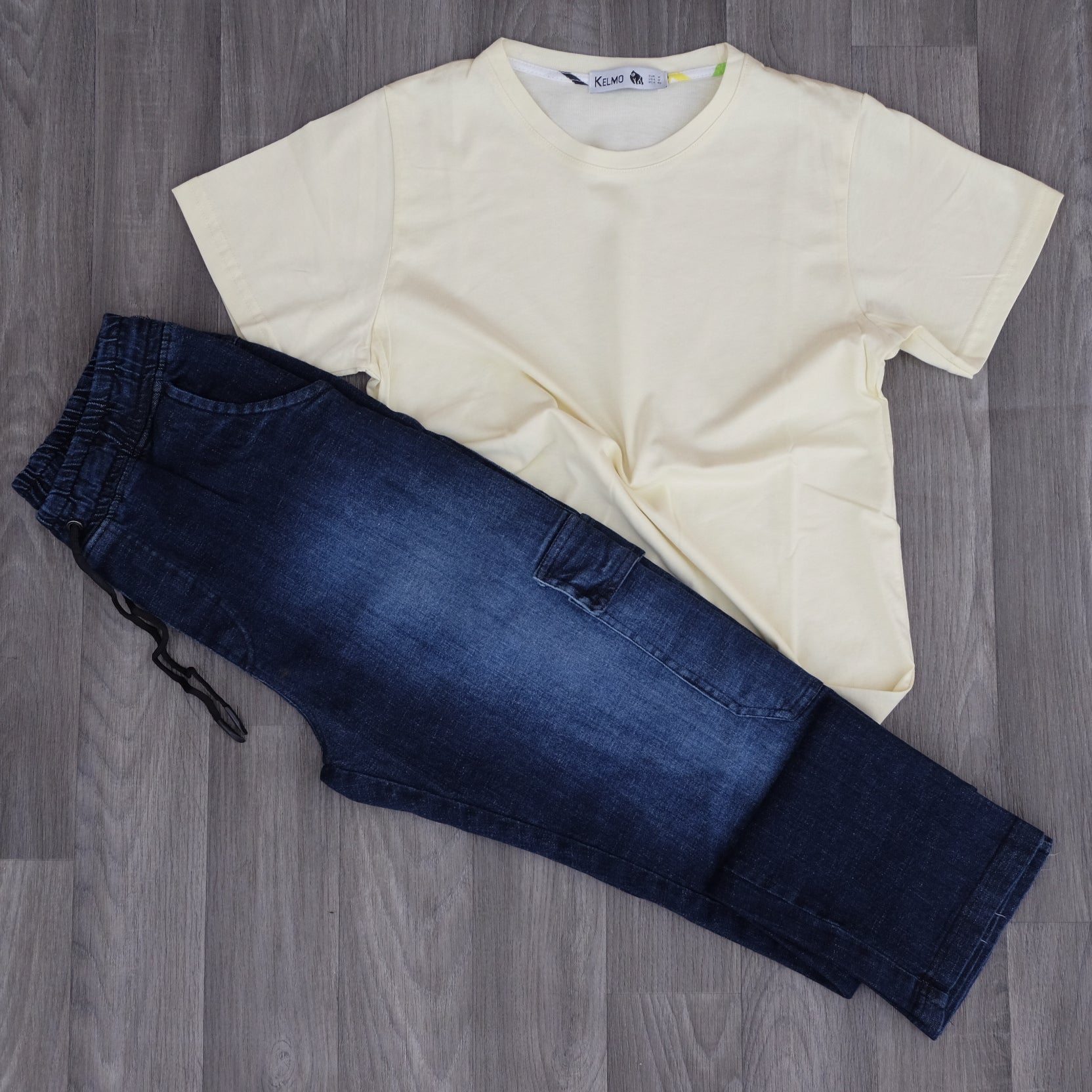 Ensemble Jeans Délavé Bleu Droit + T-Shirt Jaune Clair