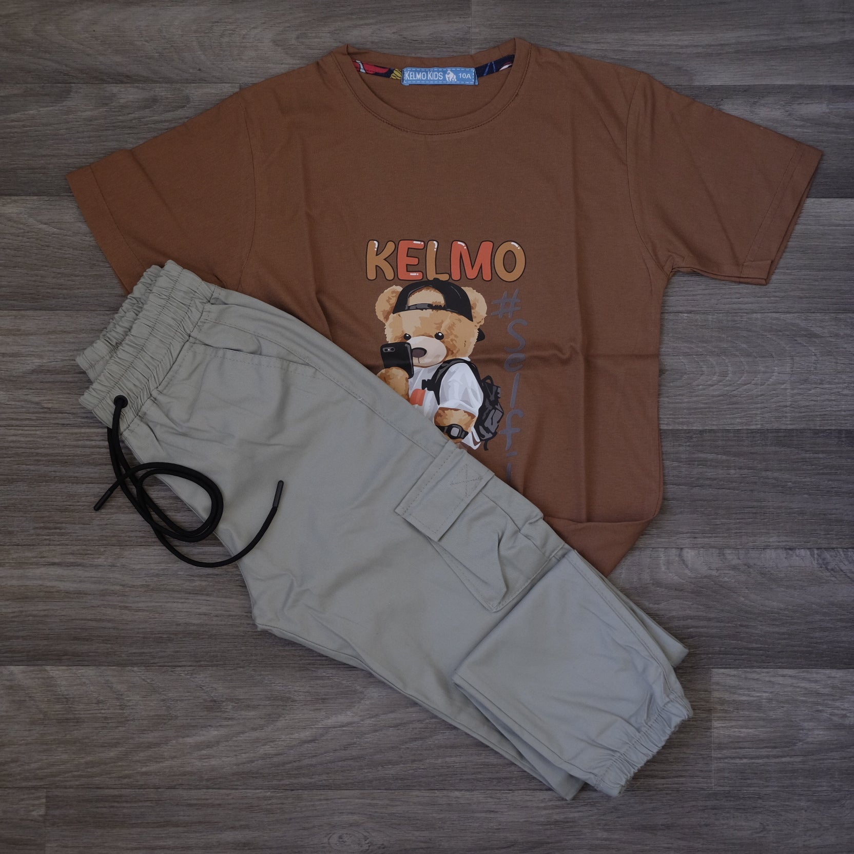 Ensemble Enfant Cargo Gris Clair + T-Shirt Marron Imprimé Ourson Selfie