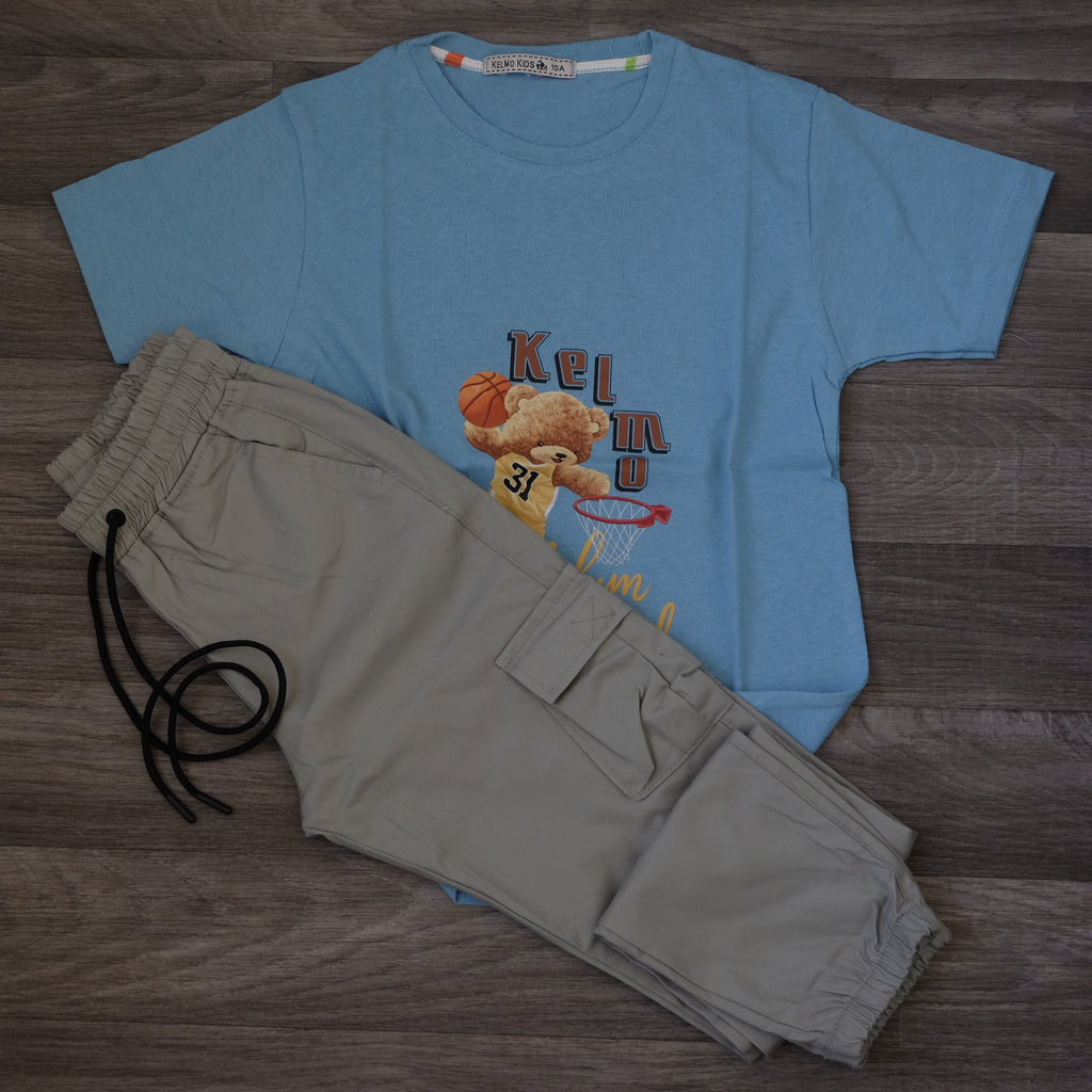 Ensemble Enfant Cargo Kaki Clair + T-Shirt Bleu Ciel Imprimé Ourson Basketball