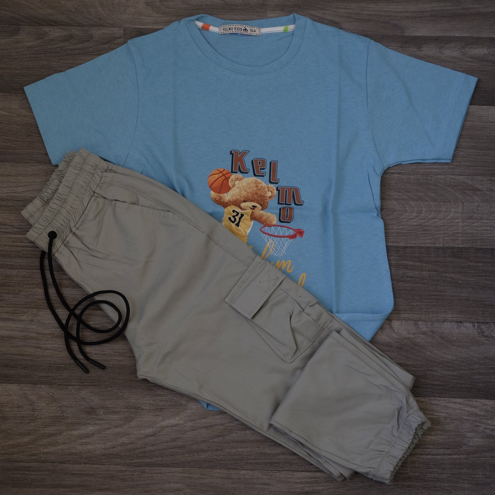 Ensemble Enfant Cargo Kaki Clair + T-Shirt Bleu Ciel Imprimé Ourson Basketball