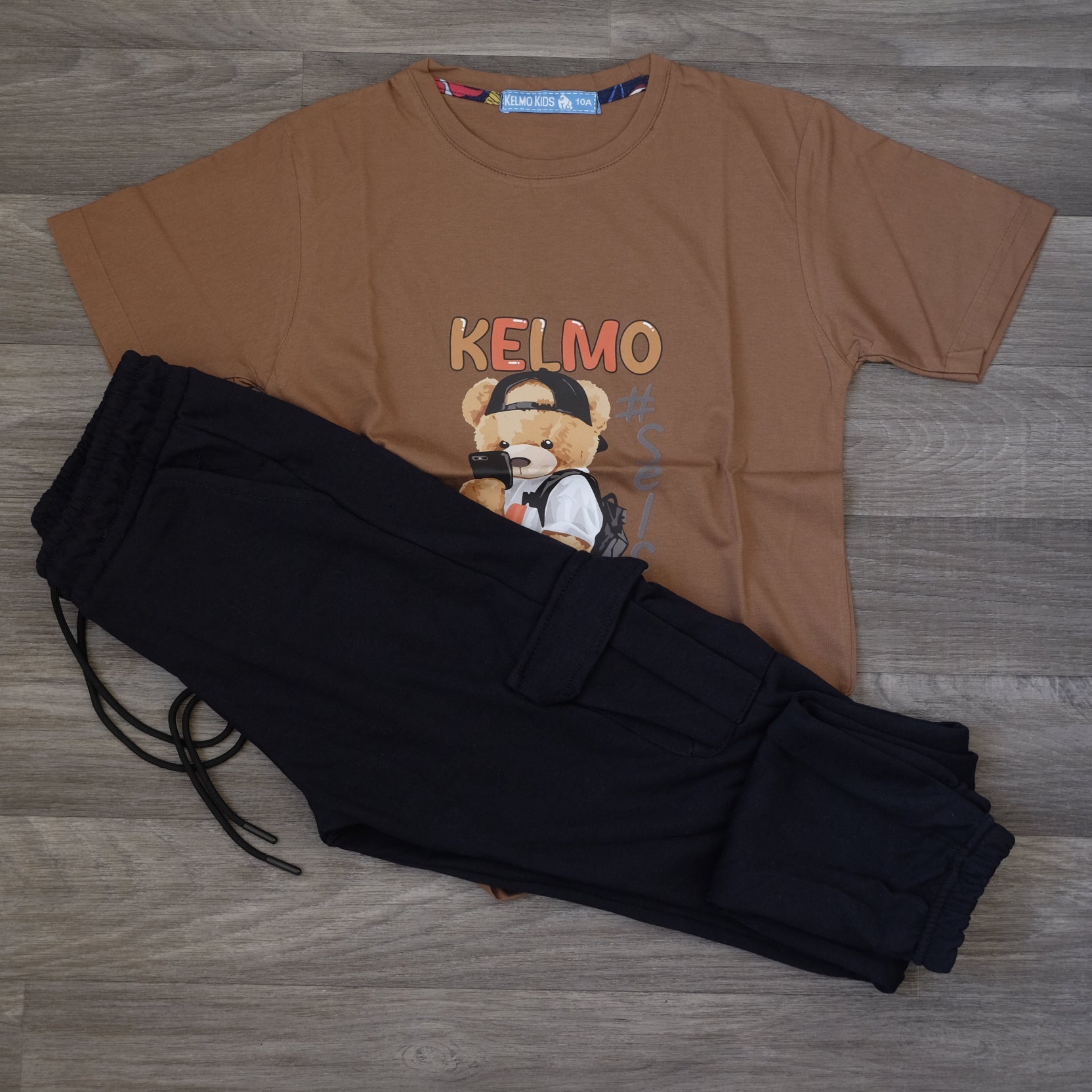 Ensemble Enfant Cargo Noir + T-Shirt Marron Imprimé Ourson Selfie