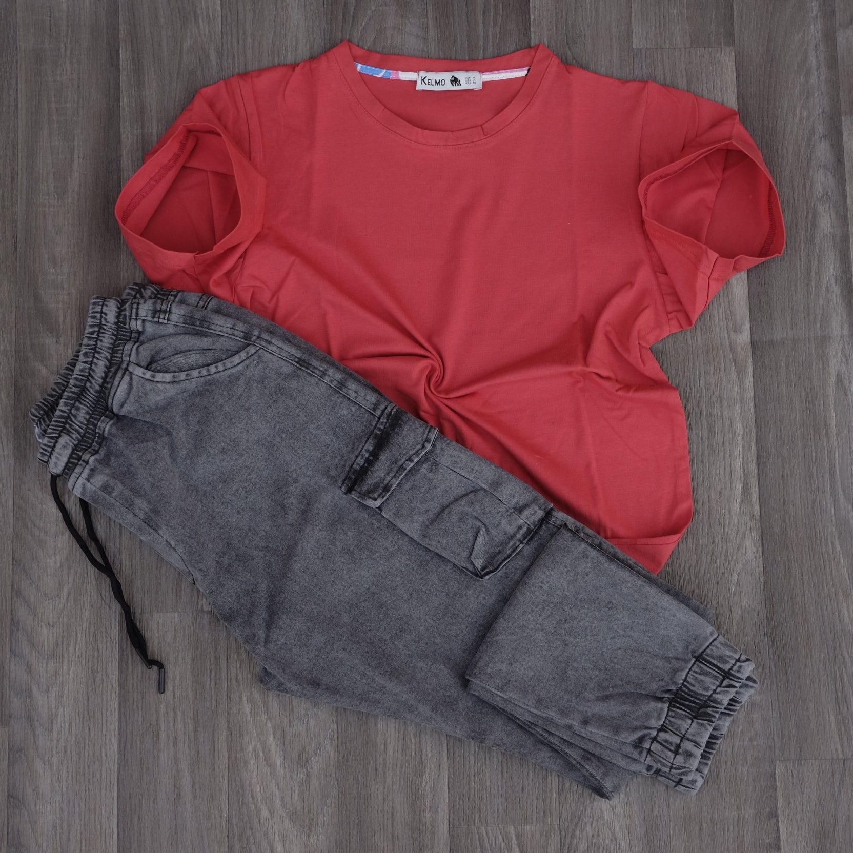 Ensemble Cargo Jeans Délavé Gris + T-Shirt Rouge
