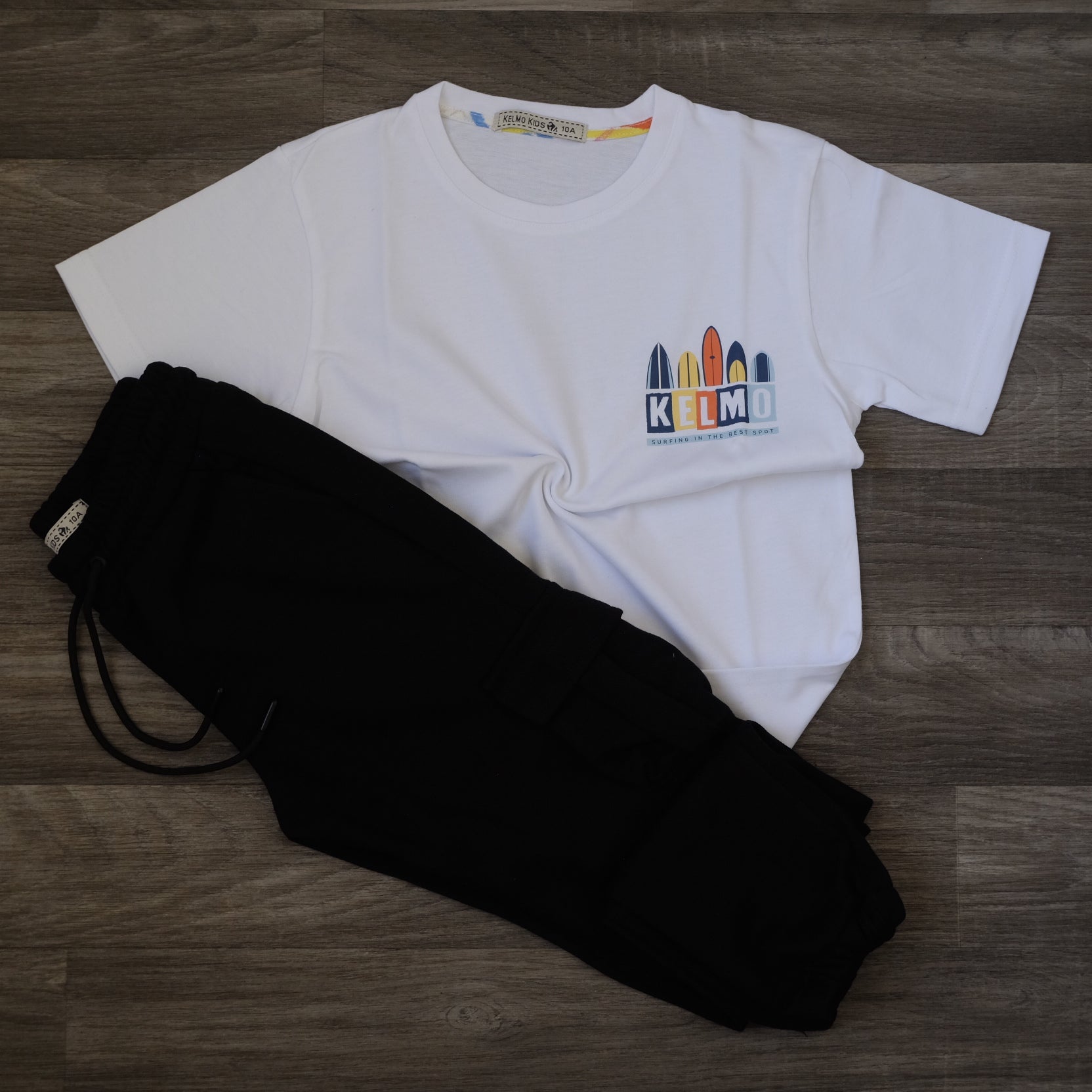 Ensemble Enfant Jogging Cargo Noir + T-Shirt Blanc Imprimé Kelmo Surf