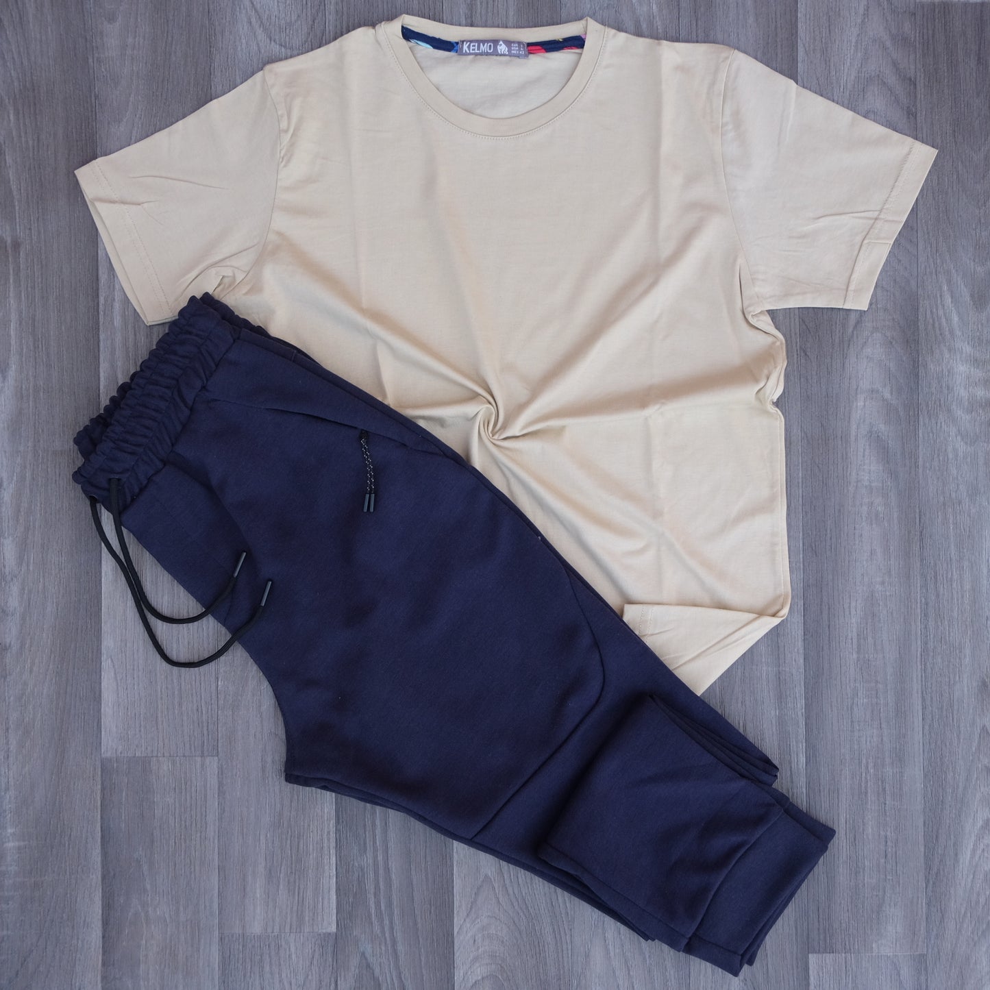 Ensemble T-shirt beige sable & jogging beska bleu marine