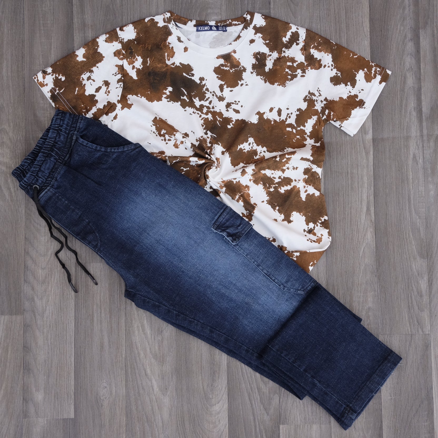 Ensemble Jeans Délavé Bleu Droit + T-Shirt Tie Dye Marron