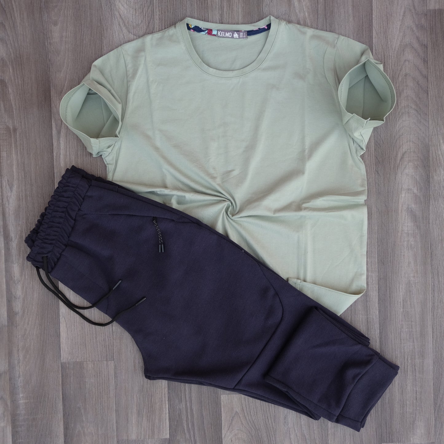 Ensemble T-shirt vert sauge & jogging beska bleu marine