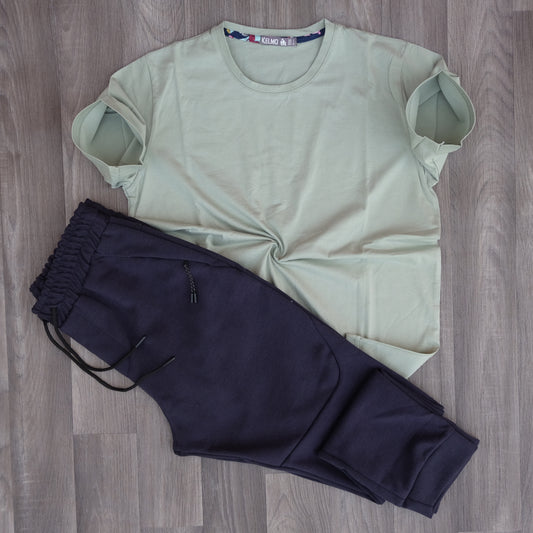 Ensemble T-shirt vert sauge & jogging beska bleu marine