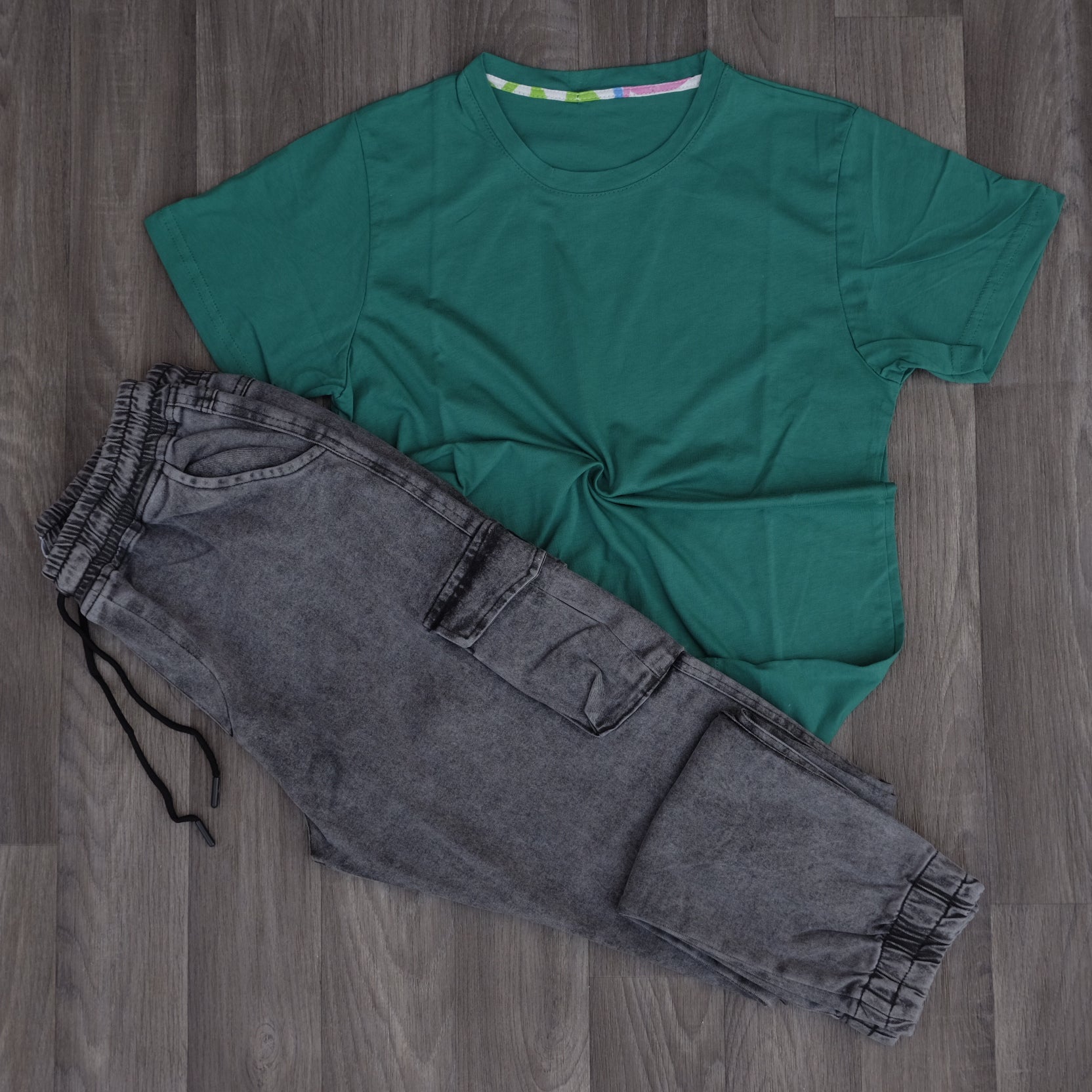 Ensemble Cargo Jeans Délavé Gris + T-Shirt Vert
