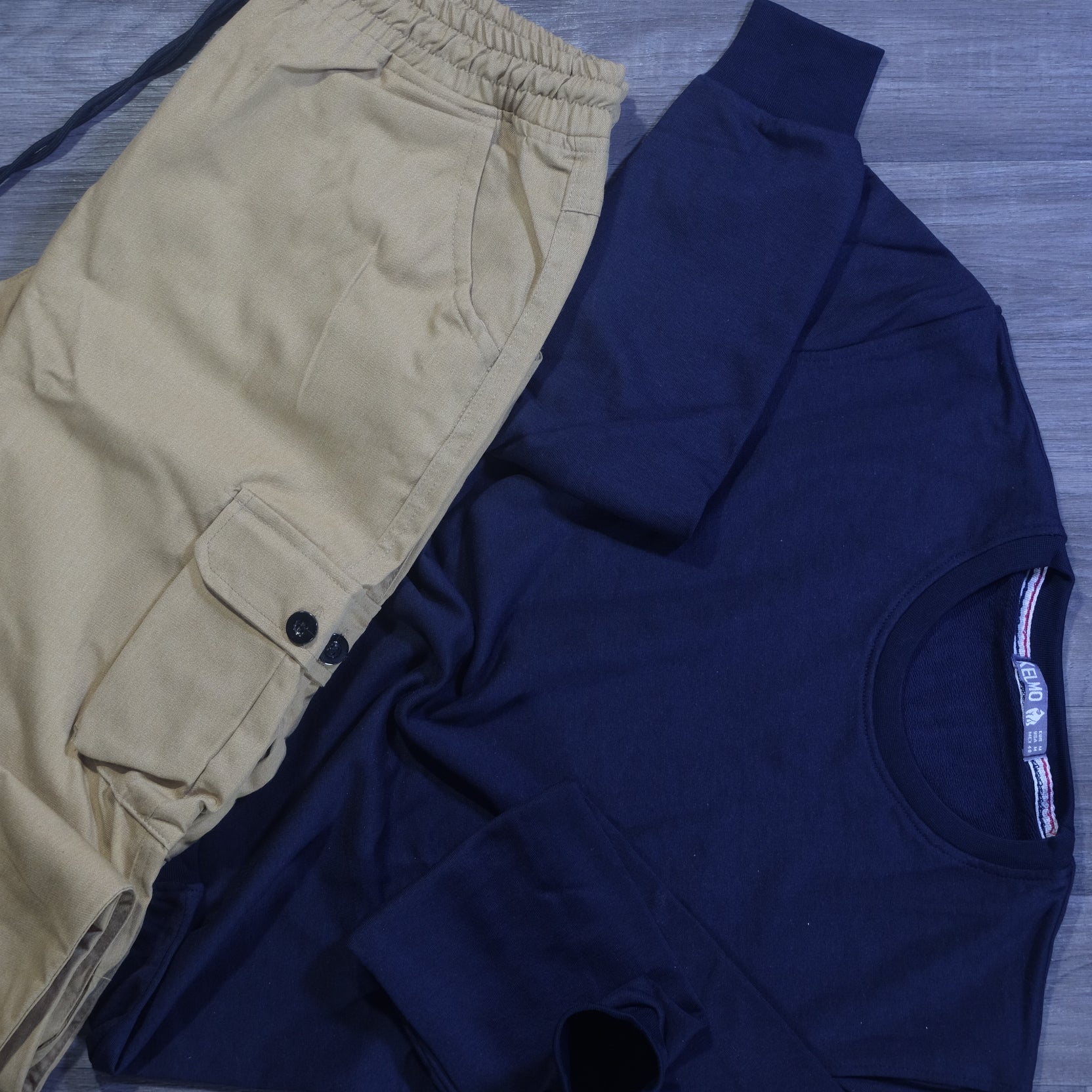 Ensemble Cargo Beige Sable + Sweat Bleu Marine
