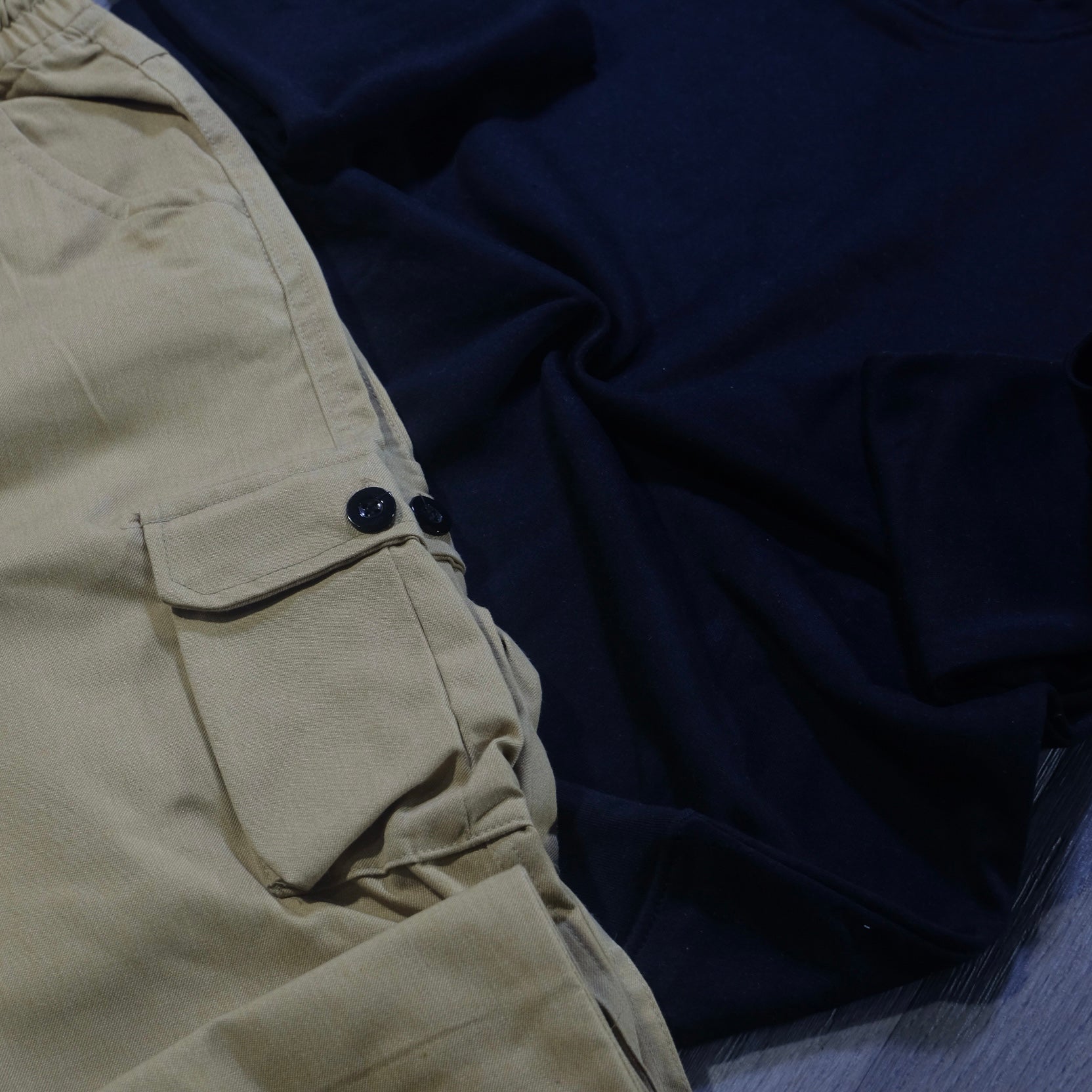 Ensemble Cargo Beige Sable + Sweat Bleu Marine