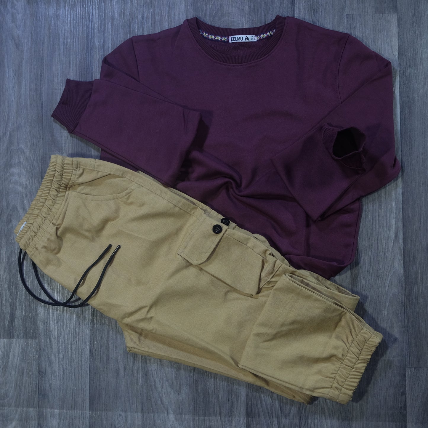 Ensemble Cargo Beige Sable + Sweat Grenat