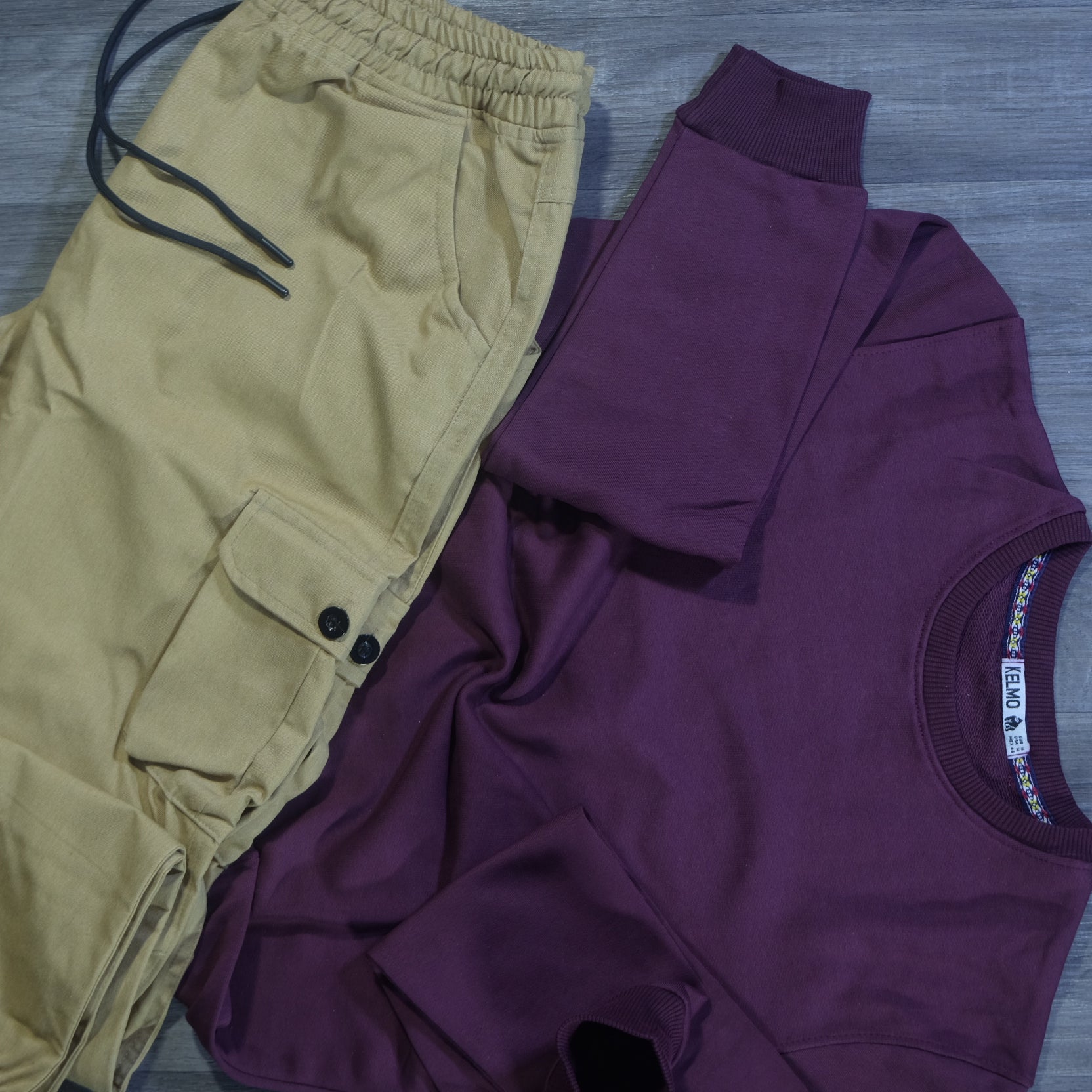 Ensemble Cargo Beige Sable + Sweat Grenat