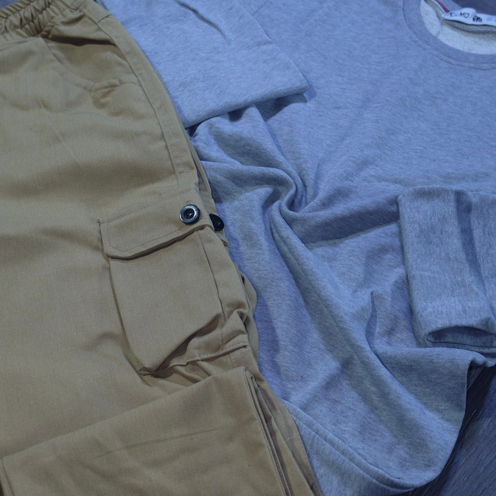 Ensemble Cargo Beige Sable + Sweat Gris Chine Clair