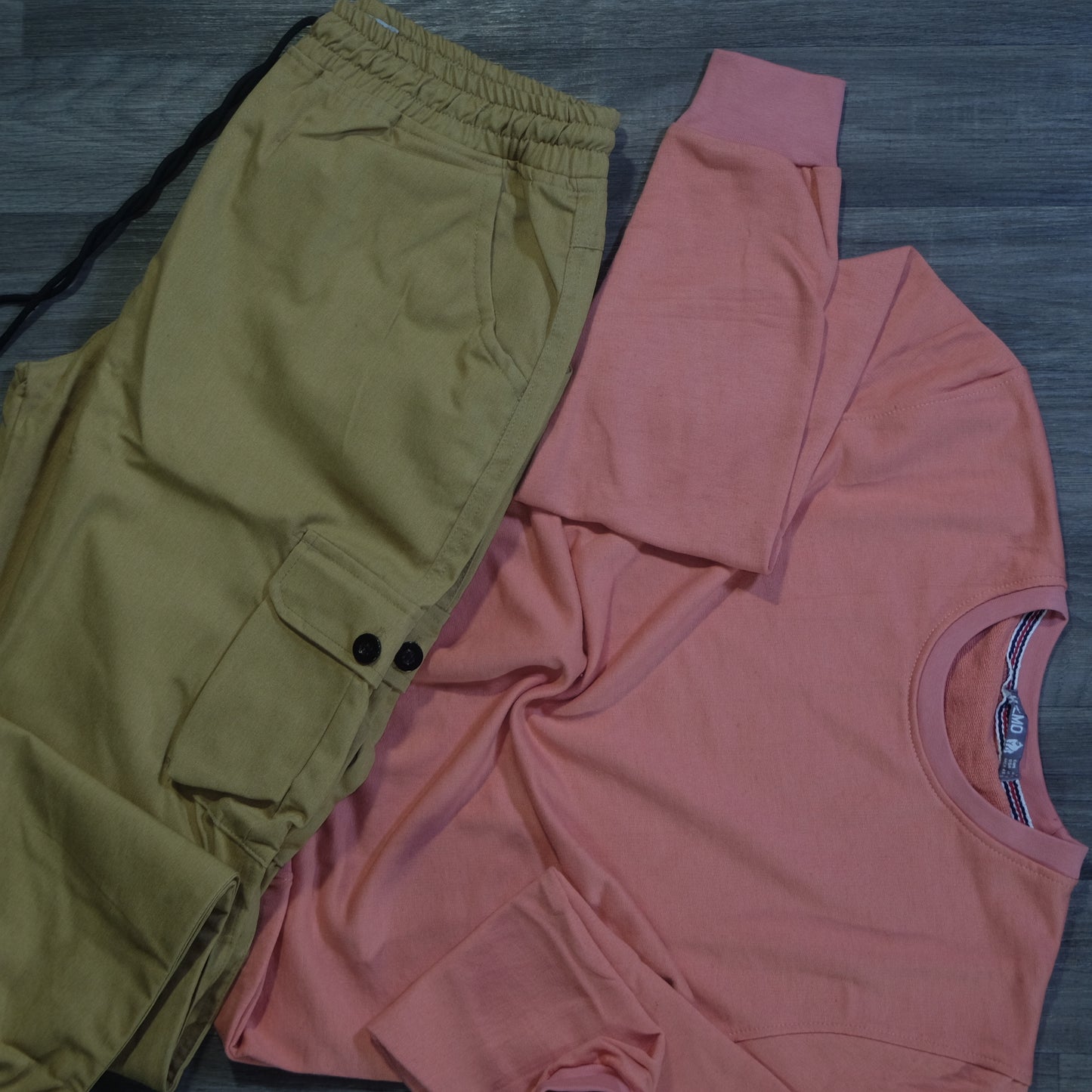 Ensemble Cargo Beige Sable + Sweat Mortadel