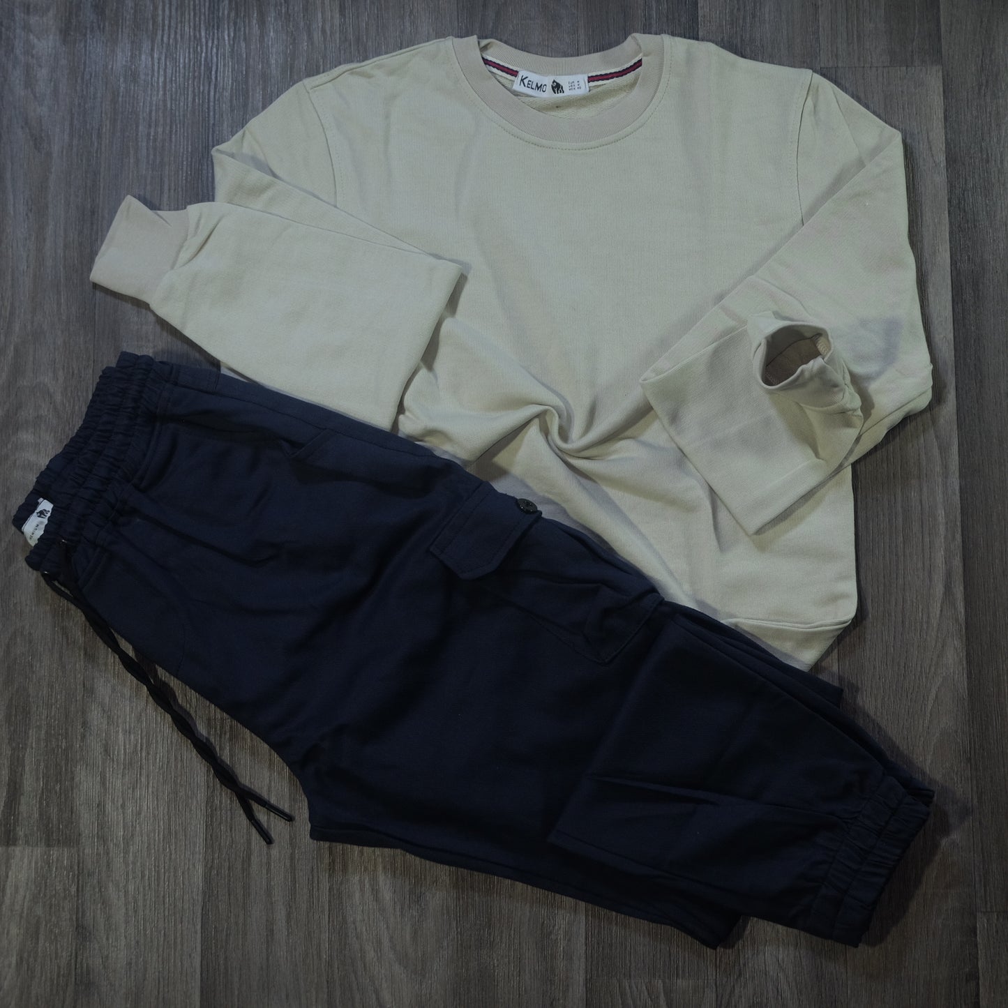 Ensemble Cargo Bleu Marine + Sweat Beige