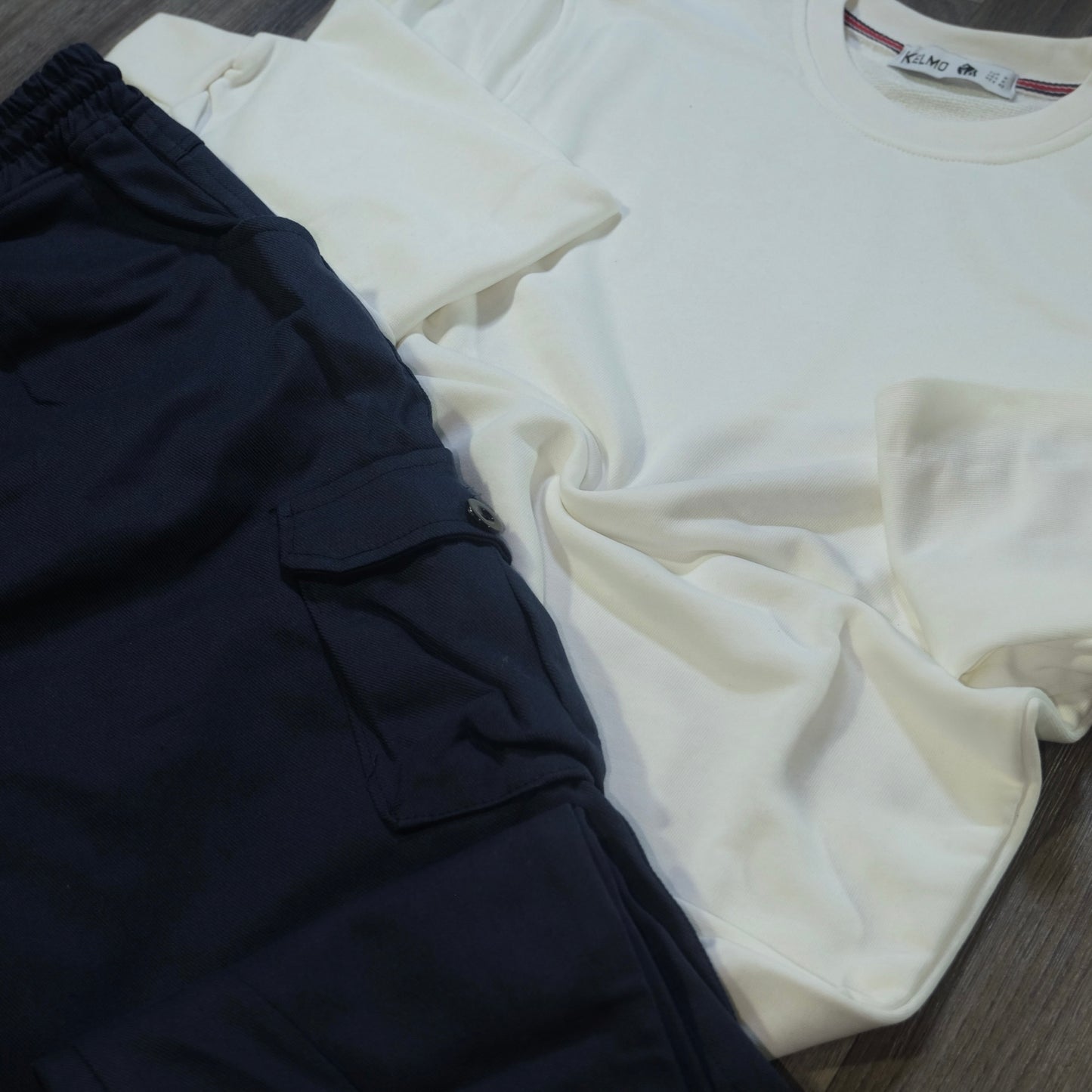 Ensemble Cargo Bleu Marine + Sweat Blanc