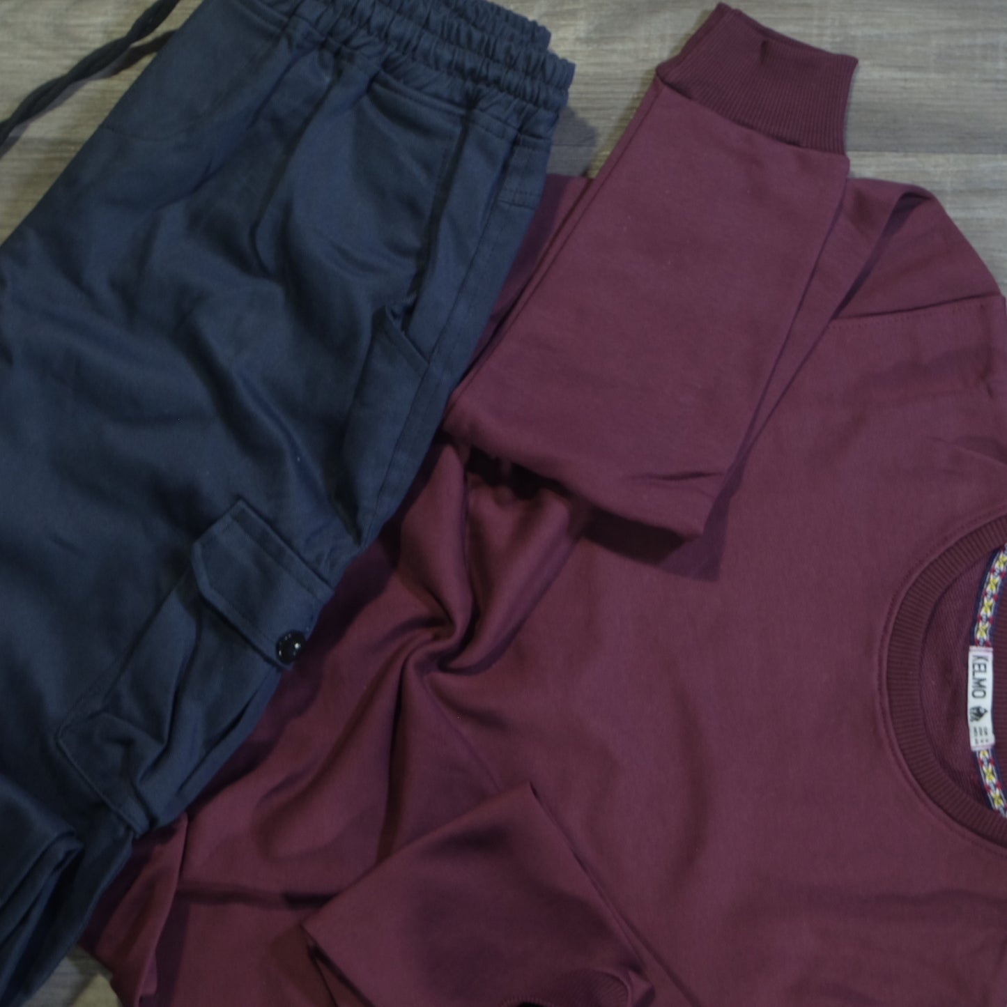 Ensemble Cargo Bleu Marine + Sweat Grenat