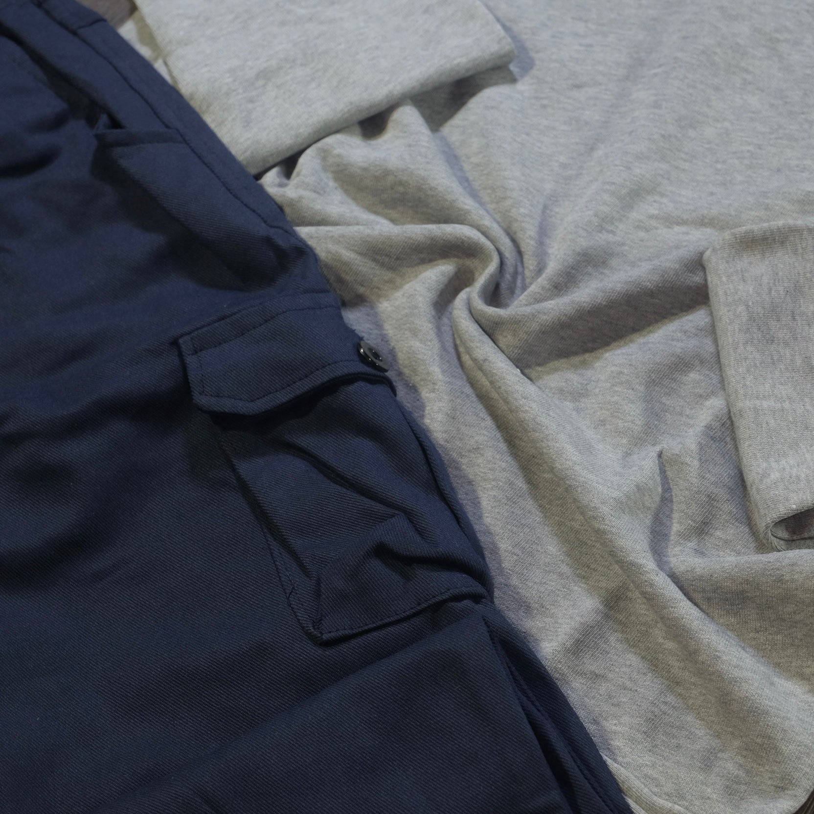 Ensemble Cargo Bleu Marine + Sweat Gris Chine Clair