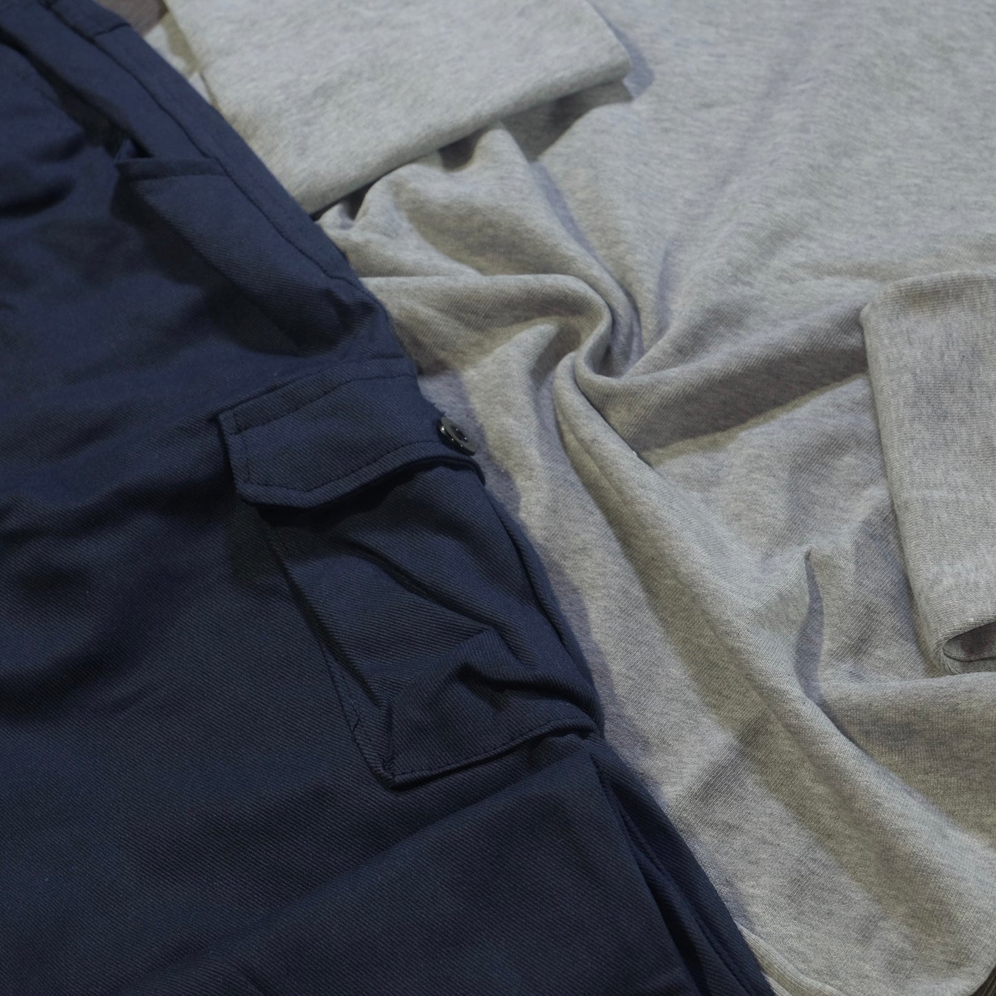 Ensemble Cargo Bleu Marine + Sweat Gris Chine Clair