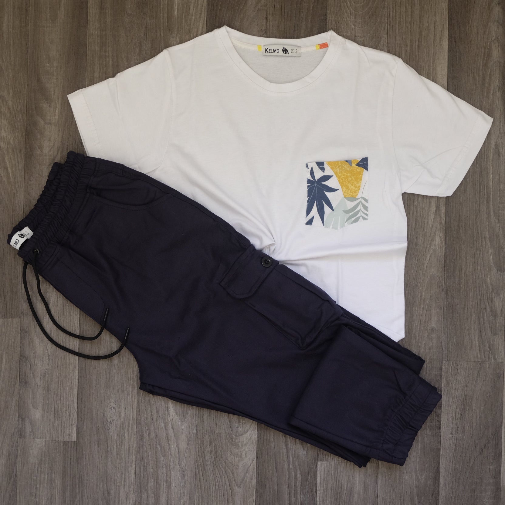 Ensemble Cargo Bleu Marine + T-Shirt Poche Blanc