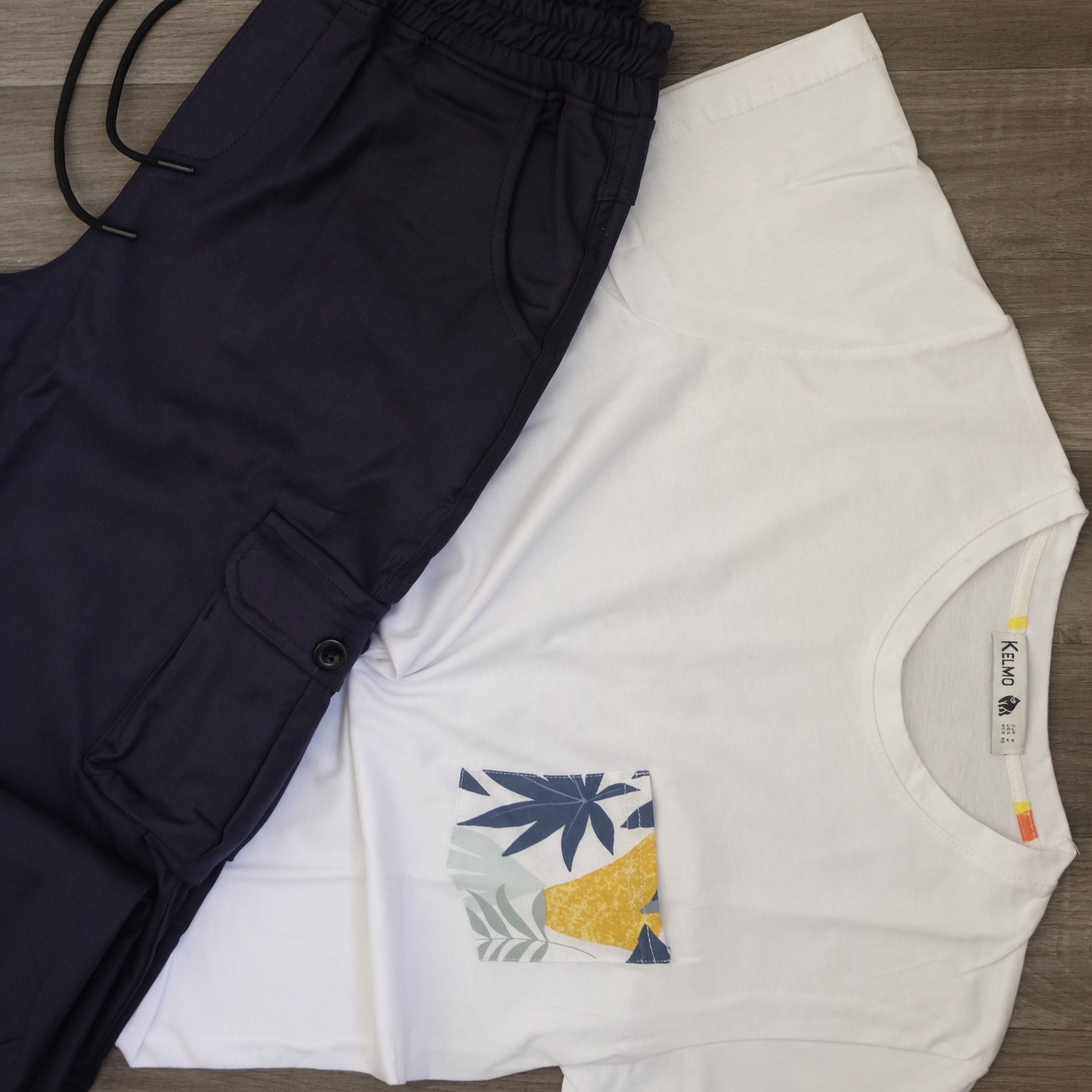 Ensemble Cargo Bleu Marine + T-Shirt Poche Blanc