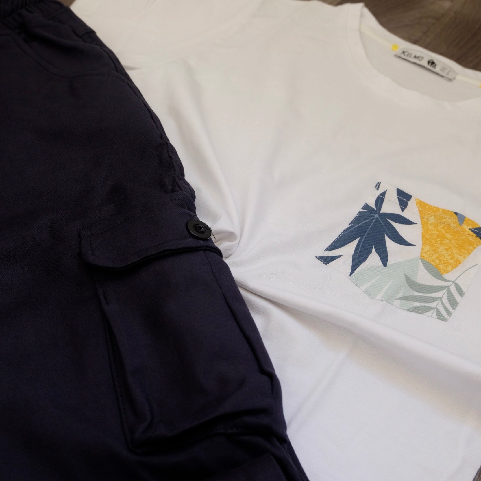 Ensemble Cargo Bleu Marine + T-Shirt Poche Blanc