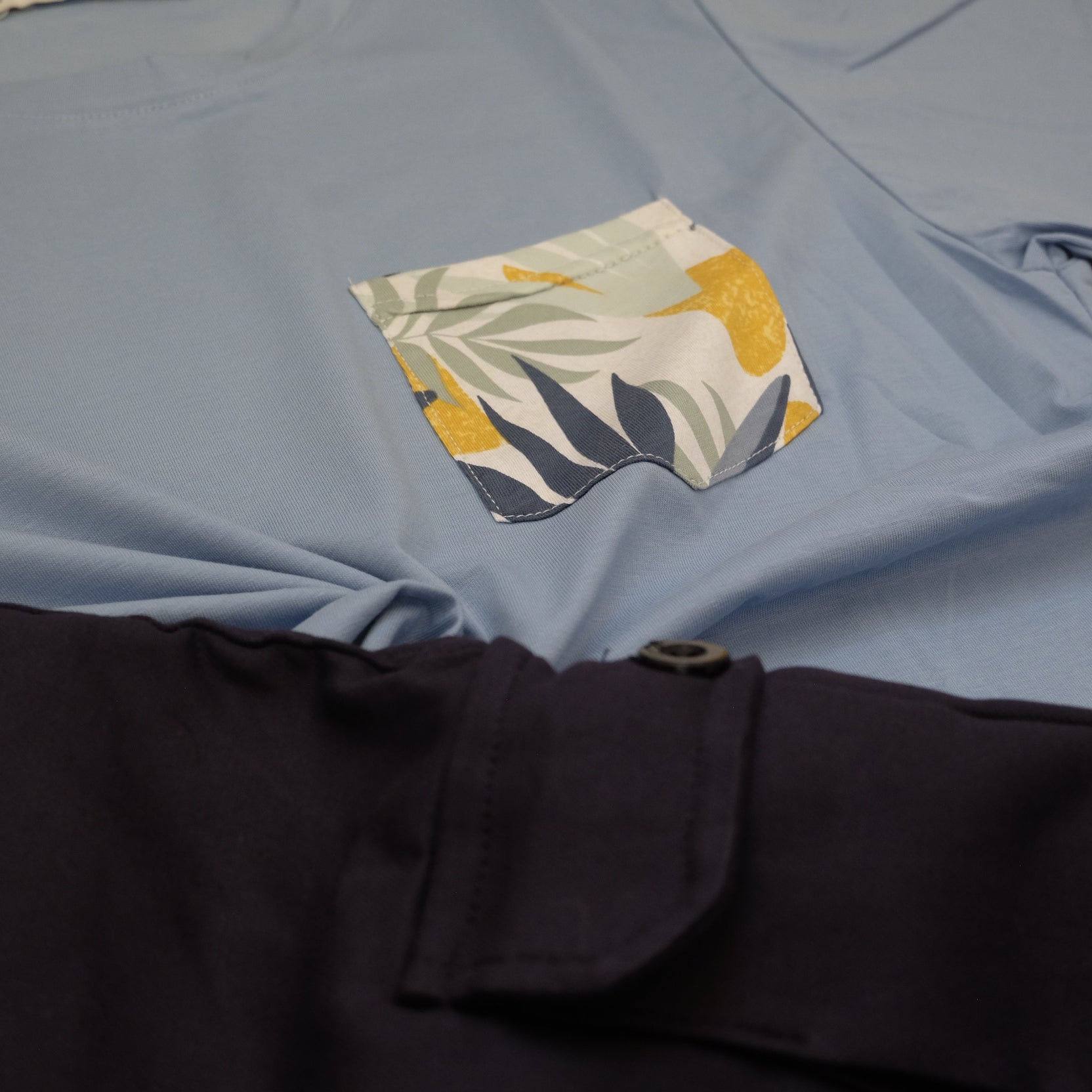 Ensemble Cargo Bleu Marine + T-Shirt Poche Bleu Ciel